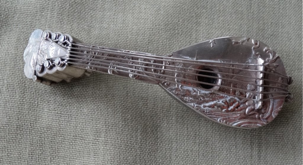 Zilveren flacon, fles, parfumfles idvv een snaarinstrument, Antiek en Kunst, Verzenden, Zilver