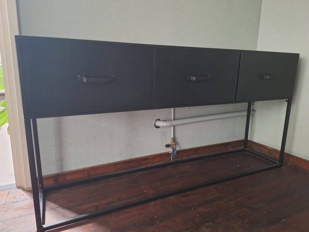 Zwart stalen dressoir Gigameubel, Huis en Inrichting, Kasten | Dressoirs, Ophalen, 150 tot 200 cm, Zo goed als nieuw, Metaal