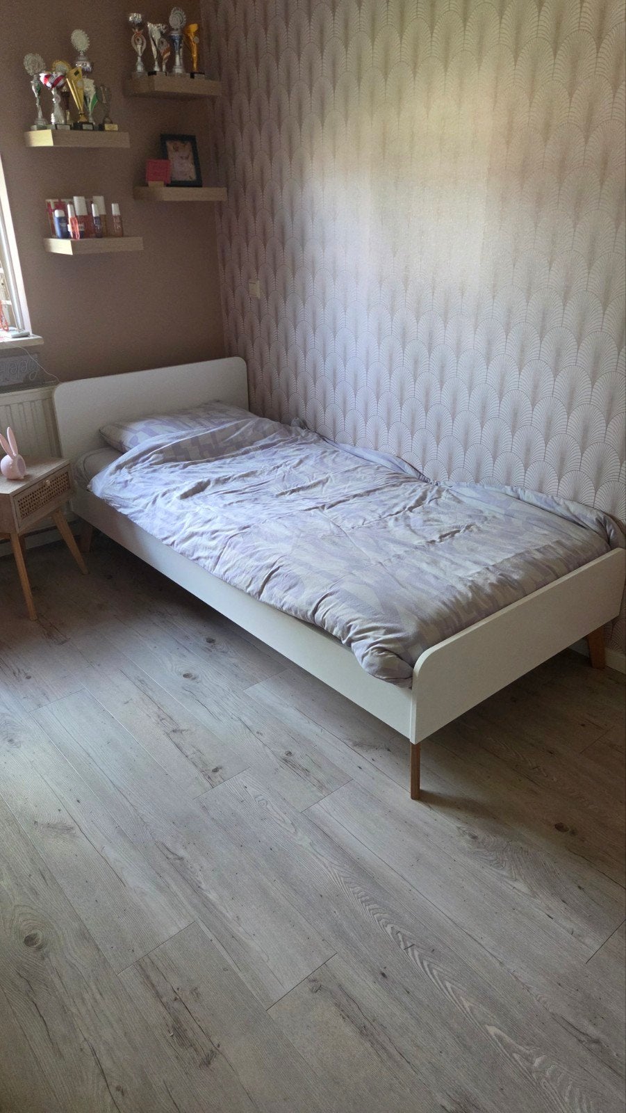 Bed. Eenpersoons wit met houten poten., Ophalen, 90 cm, Eenpersoons, Wit