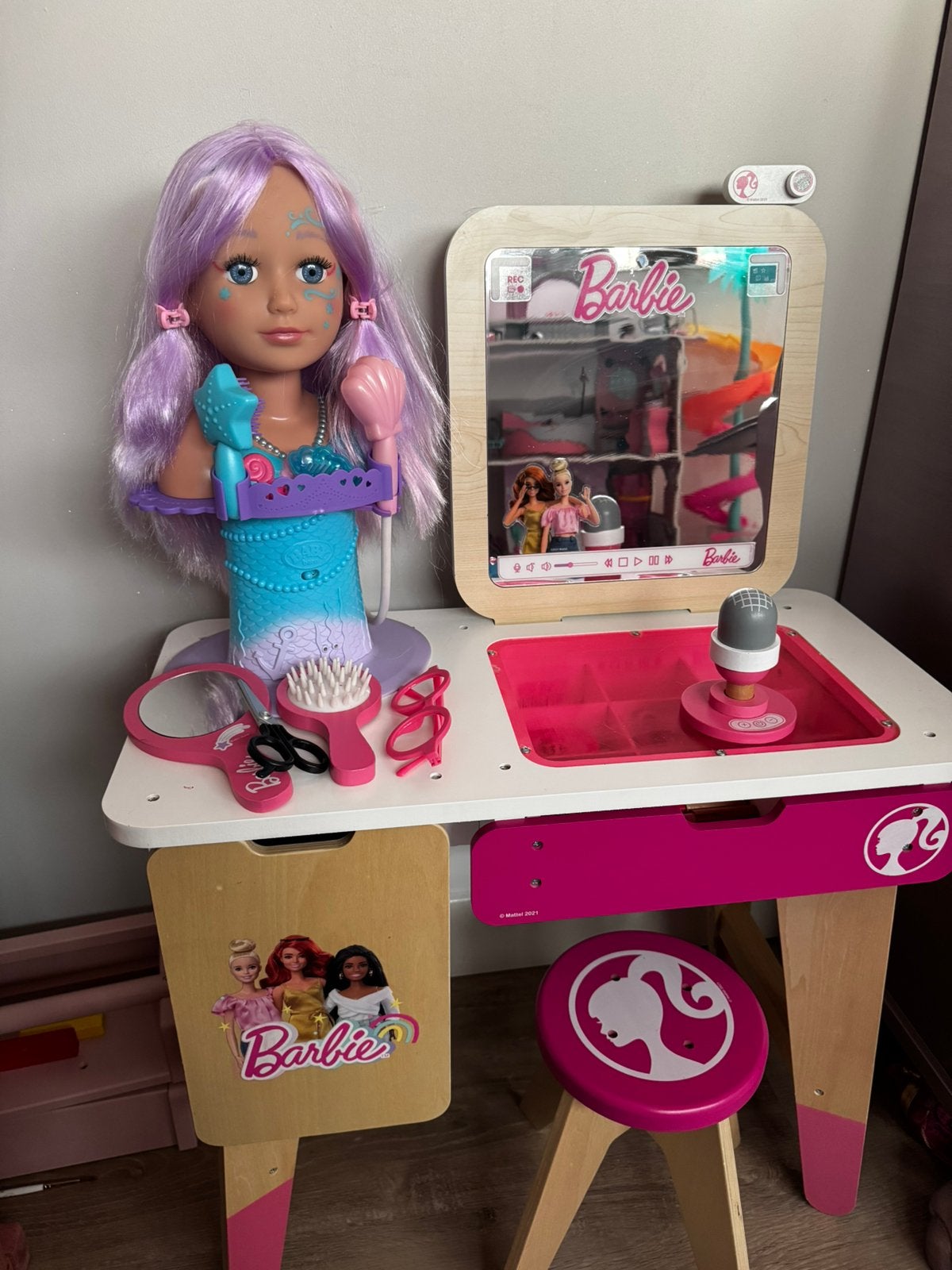 Super leuke make up tafel/ bureau van barbie zgan, Kinderen en Baby's, Speelgoed | Poppen, Ophalen, Zo goed als nieuw, Barbie