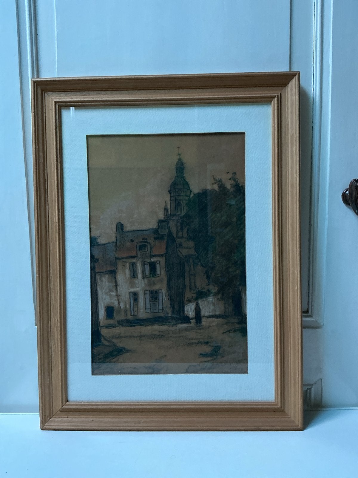 Ingelijste tekening van stadsgezicht met kerk, Antiek en Kunst, Achter glas, Realistisch, Ophalen of Verzenden, Tekening