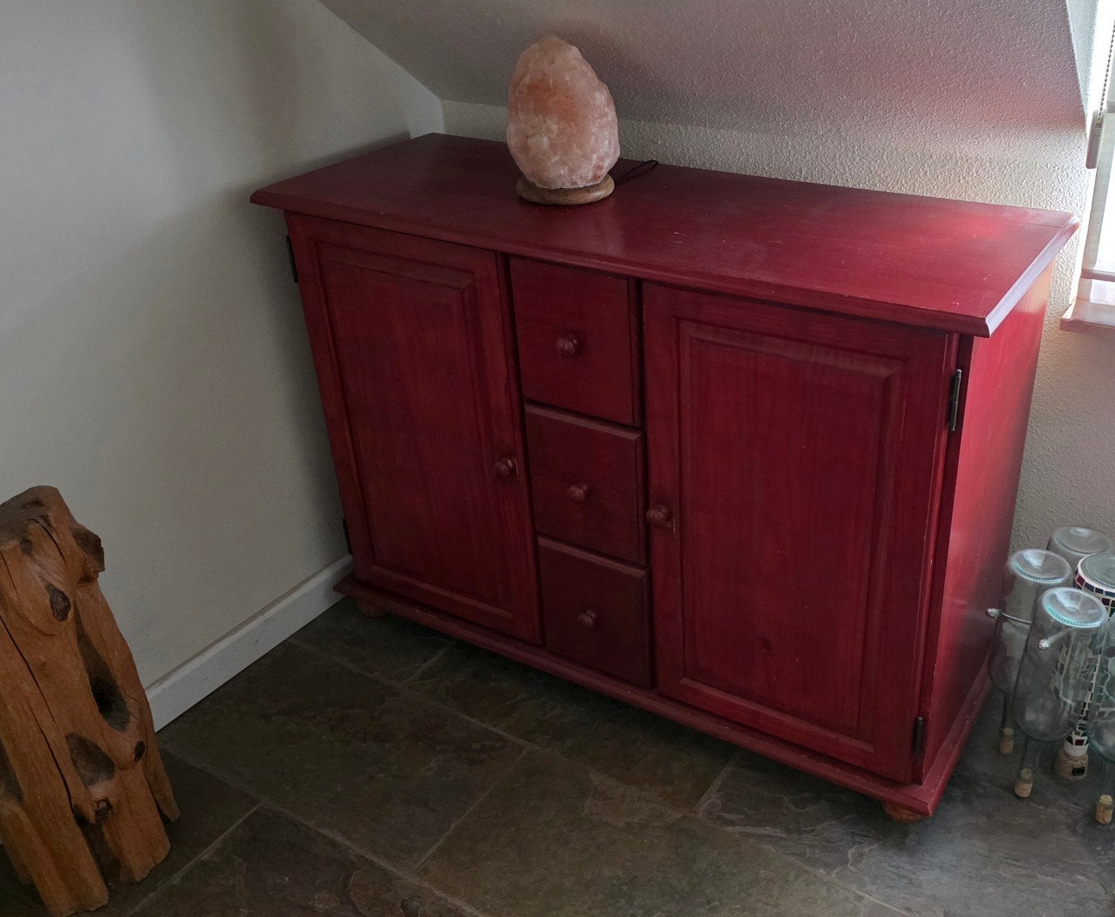DRINGEND WEG ~ Rood houten dressoir met lades en deuren, Ophalen, Gebruikt, 25 tot 50 cm