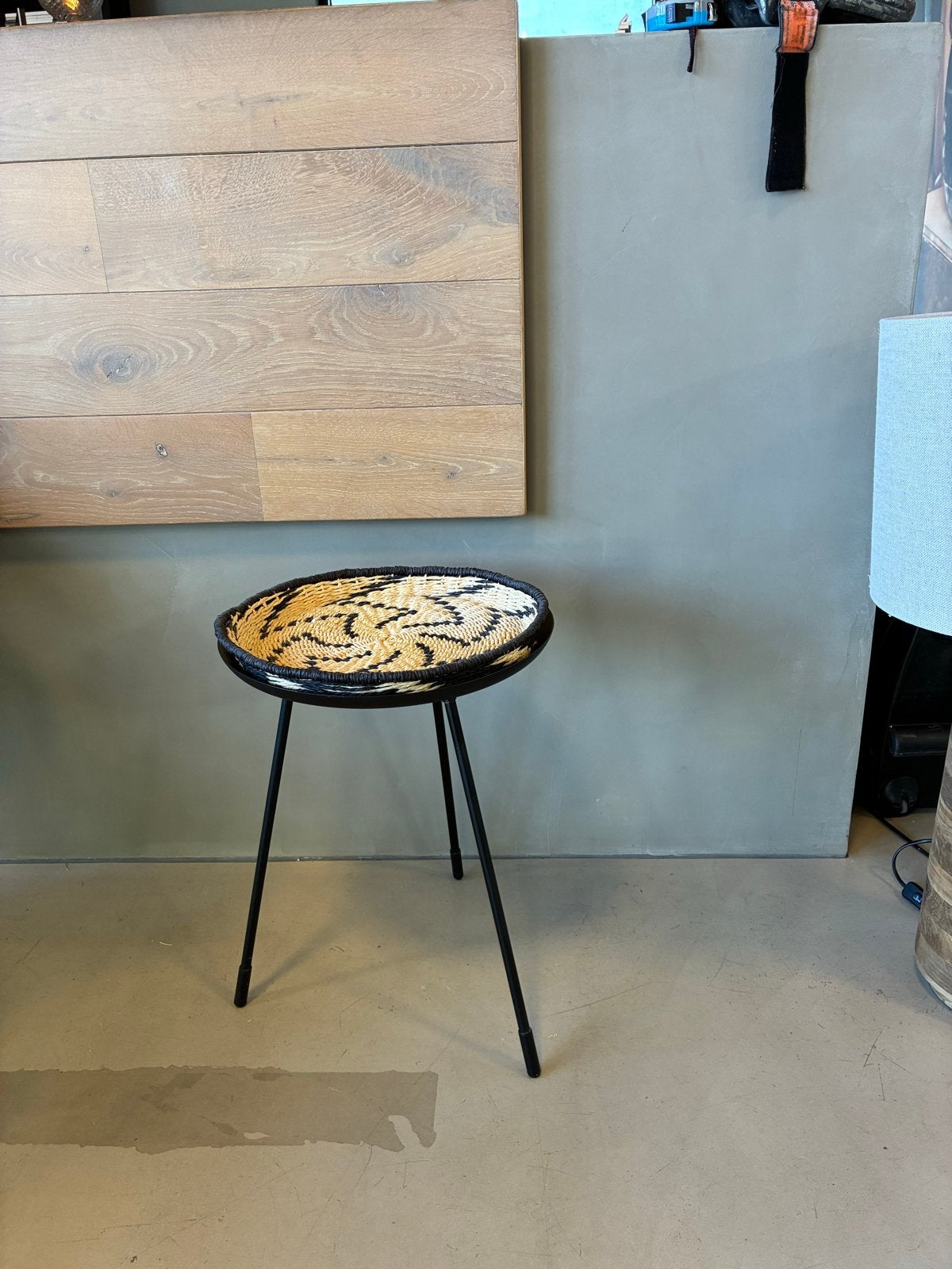 Bijzettafel met mandje - Zwart/Naturel, Minder dan 55 cm, Metaal of Aluminium, Rond, Zo goed als nieuw