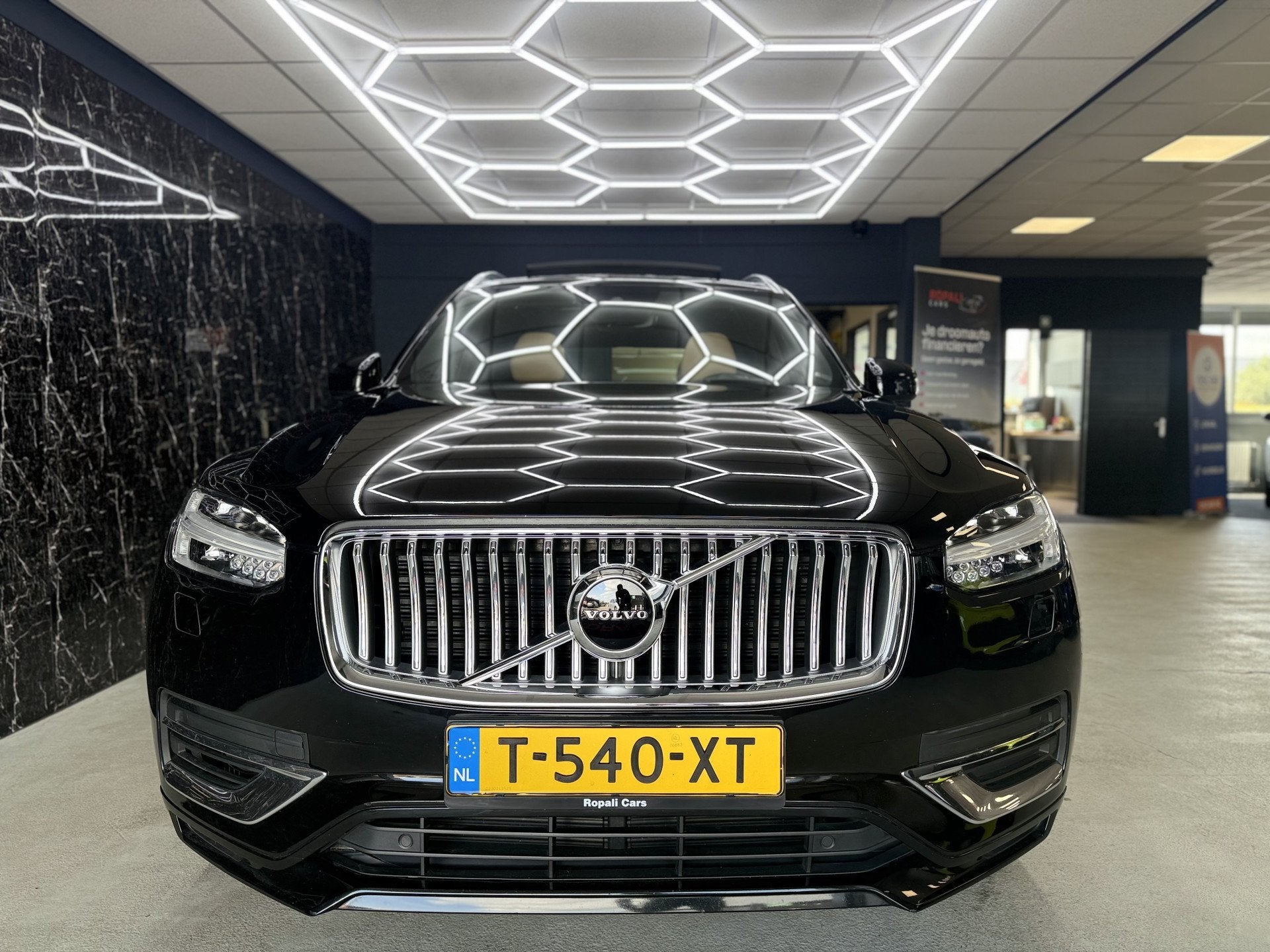 Volvo XC90 2.0 B6 AWD R-Design /Pano /Harman kardon, Gebruikt, 4 cilinders, Zwart, Bedrijf