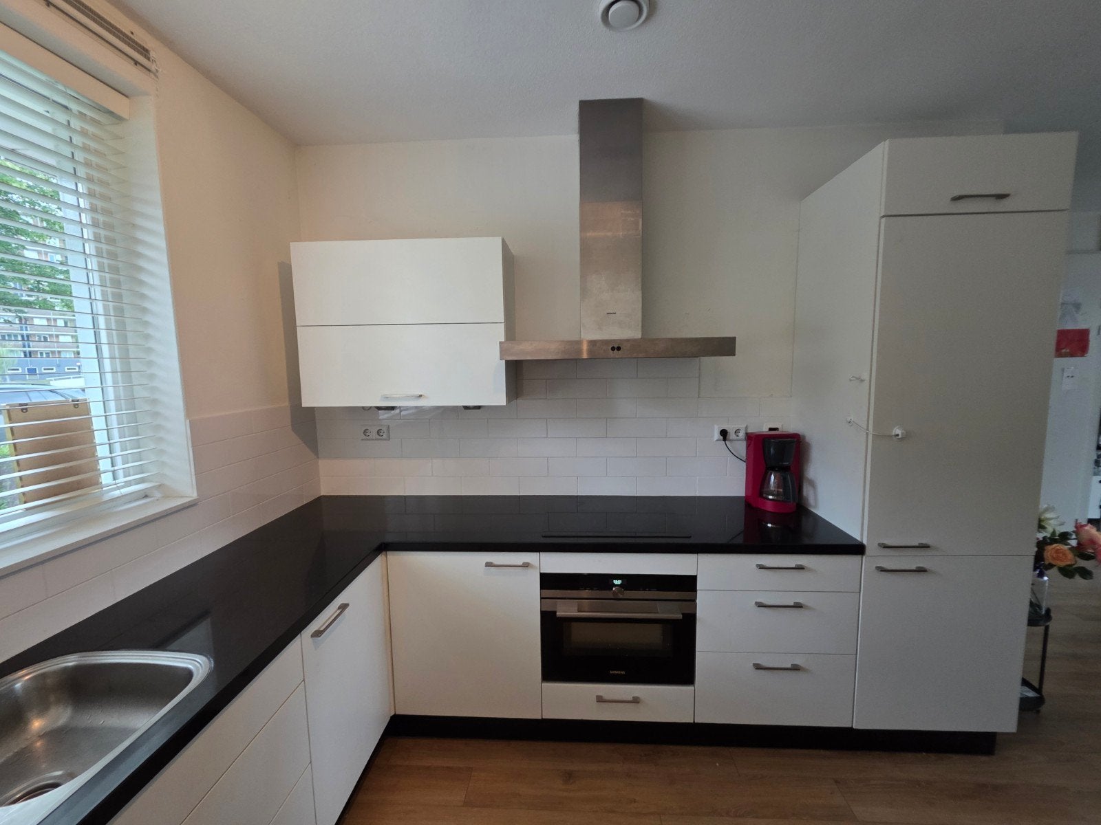 Moderne hoekkeuken met inbouwapparatuur, Ophalen, Gebruikt, Wit, Hoekkeuken