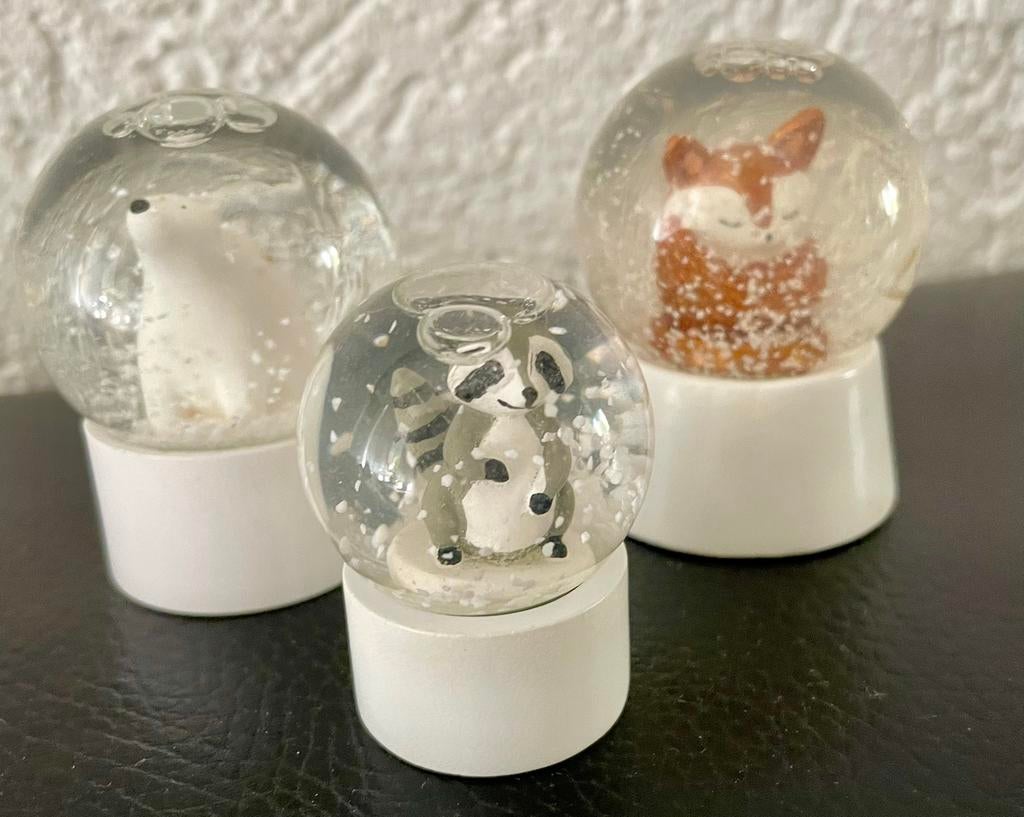 TE KOOP: 3 leuke schudbollen met een vos, ijsbeer en wasbeer, Ophalen of Verzenden, Zo goed als nieuw