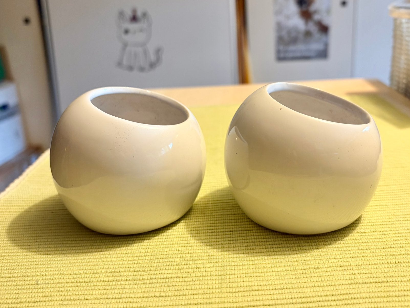 Setje van 2 witte bolle schuine potjes, Tuin en Terras, Bloempotten, Gebruikt, Rond, Binnen, Ophalen of Verzenden