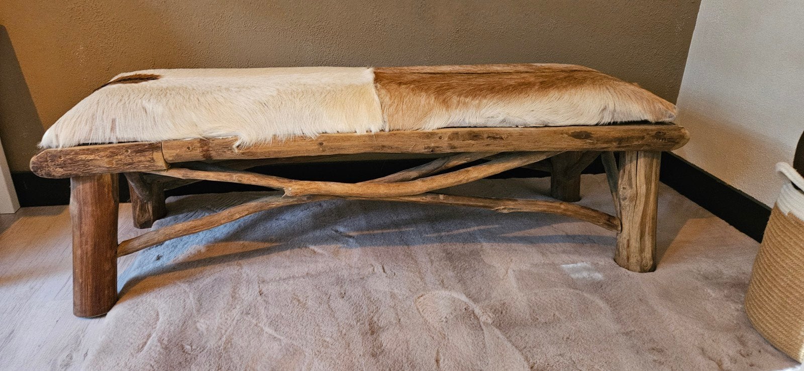 Unieke robuuste houtenbank met koeienhuid bekleding, Huis en Inrichting, Ophalen, Minder dan 50 cm, Rustiek, Landelijk, Bohemian