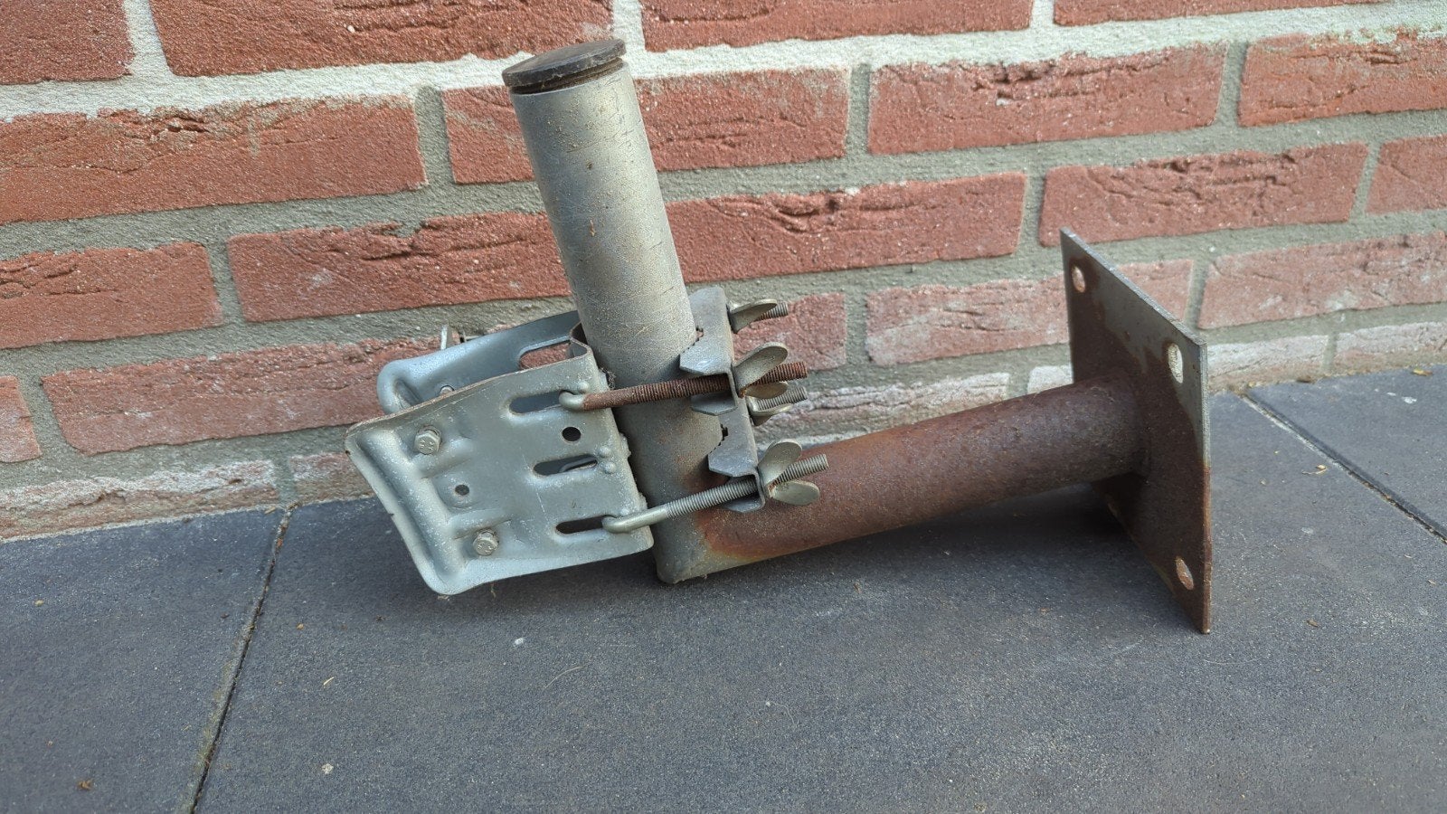 Gebruikte muurbeugel voor schotelantenne, Ophalen, Gebruikt, (Schotel)antenne-accessoires, Overige merken