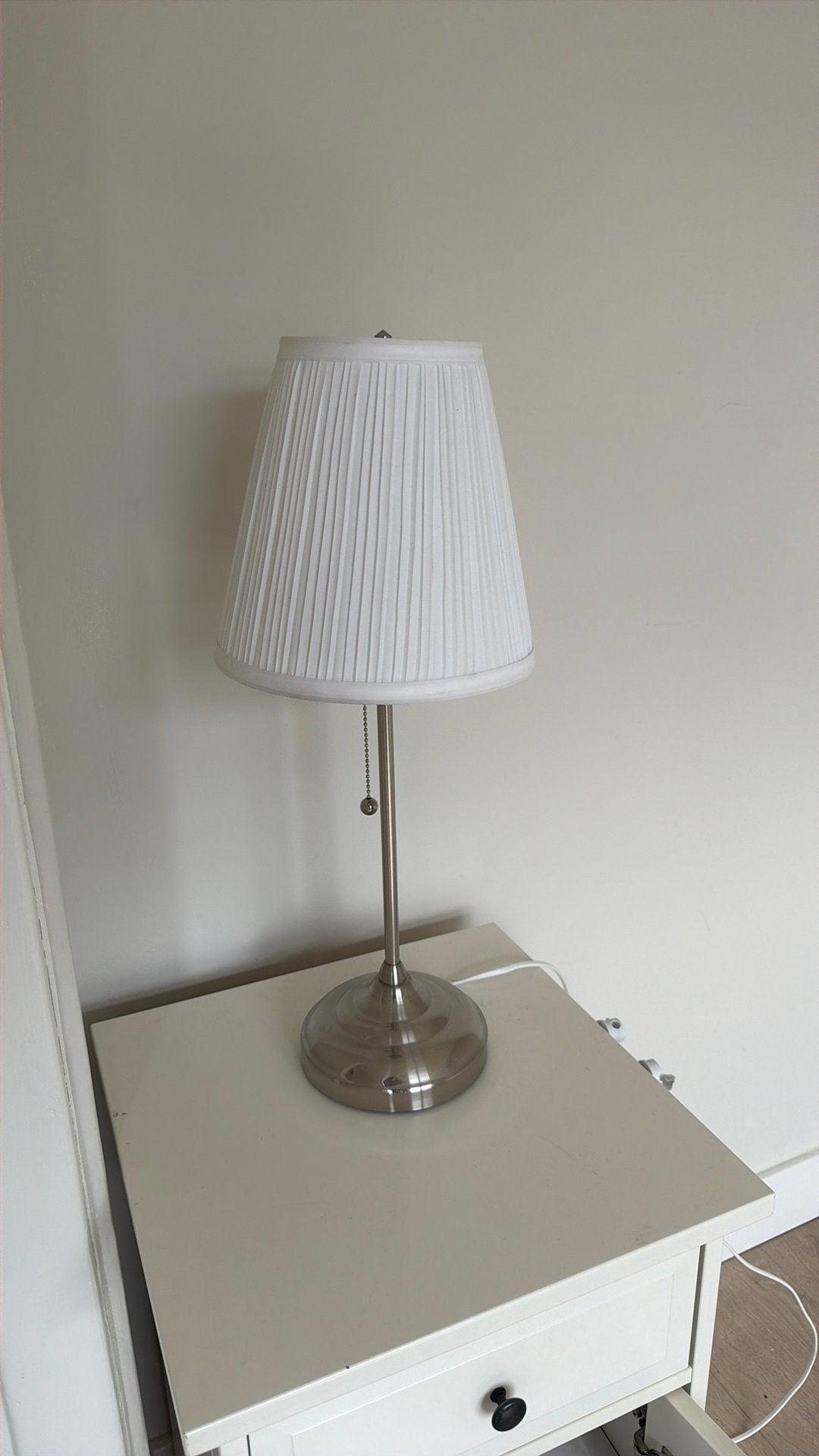 IKEA ÅRSTID Tafellamp - Vernikkeld/Wit, Huis en Inrichting, Lampen | Tafellampen, Ophalen, Gebruikt, Metaal, 50 tot 75 cm