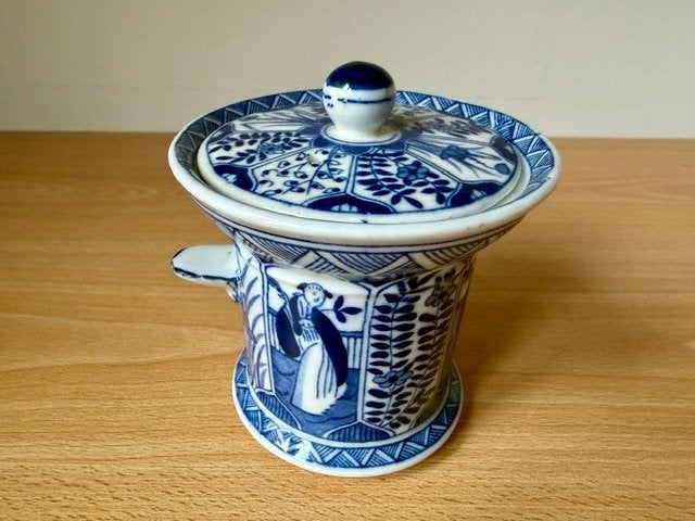 Lange lijs Porseleinen Theefilter met deksel, Ophalen of Verzenden, Zo goed als nieuw, Porselein, Overige typen