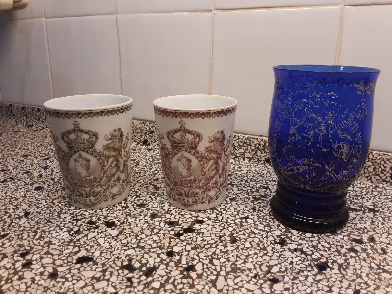 2 bekers 1glas regerings jubileum  koningin  Wilhelmina, Ophalen, Rond, Minder dan 25 cm