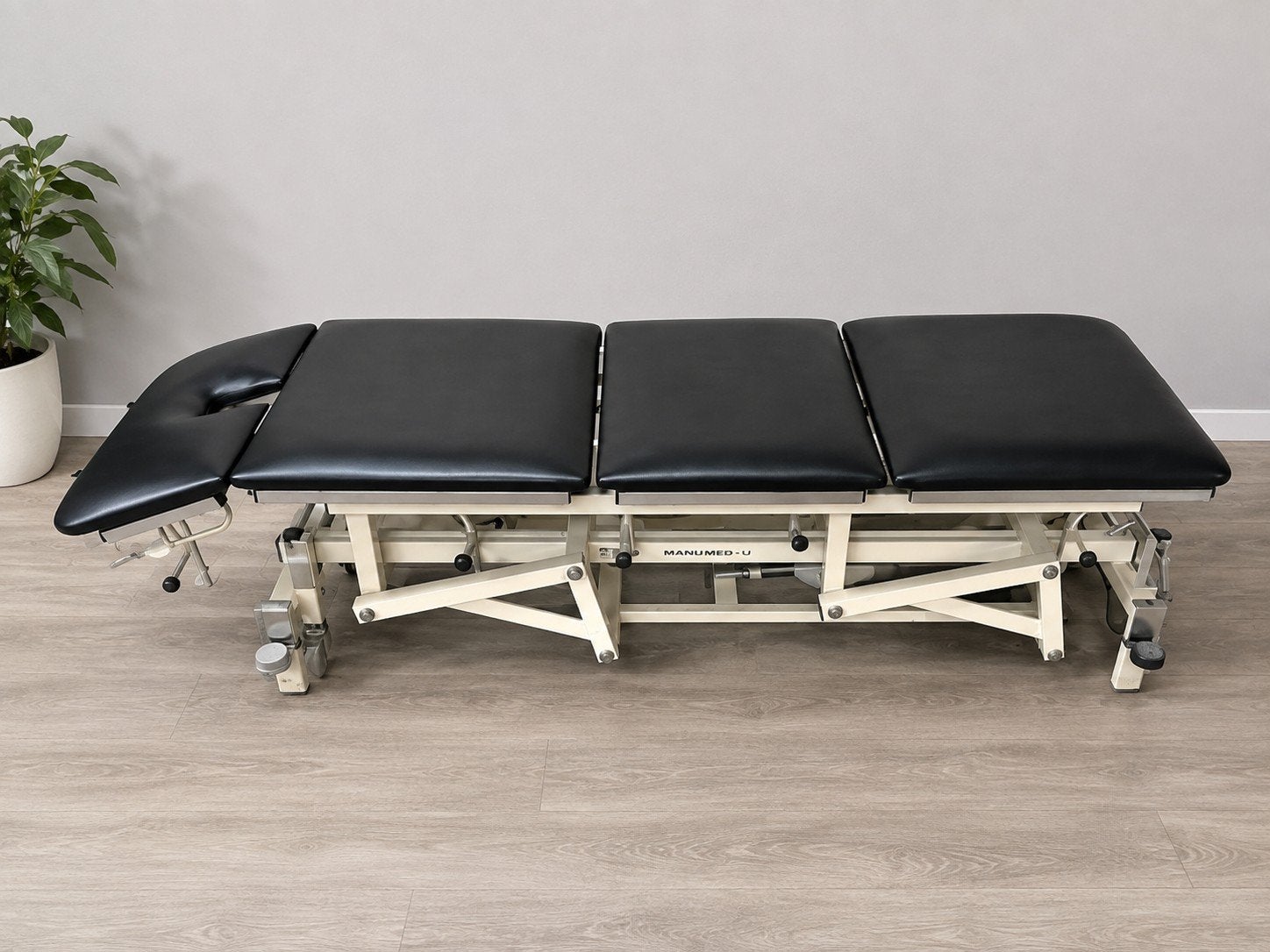Professionele Manumed-U elektrische behandelbank, Ophalen, Gebruikt, Massagetafel