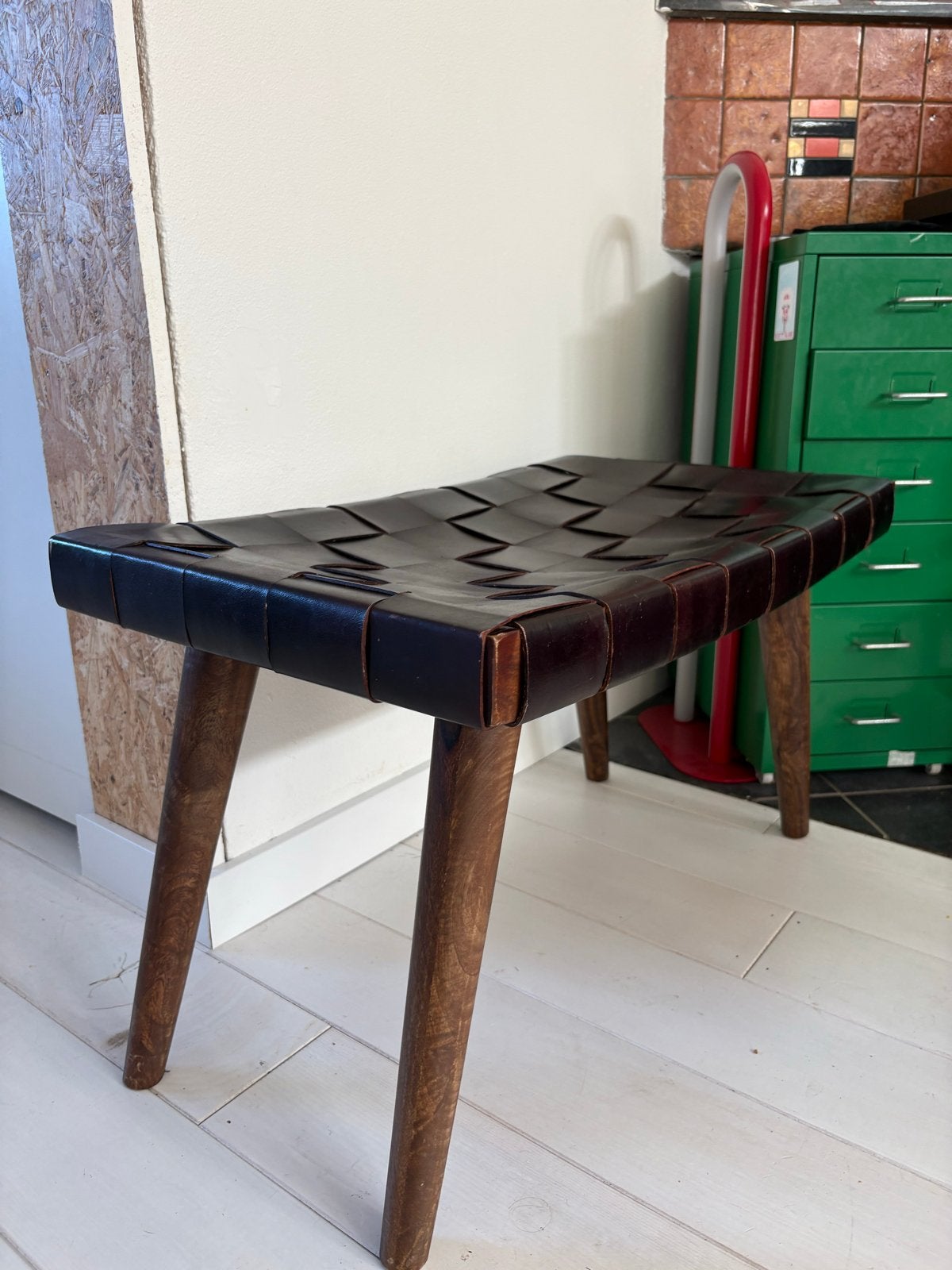 Vintage Houten voetenbank/bank/kruk Geweven Leer donkerbruin, Huis en Inrichting, Stoelen, Ophalen, Gebruikt, Bruin, Eén