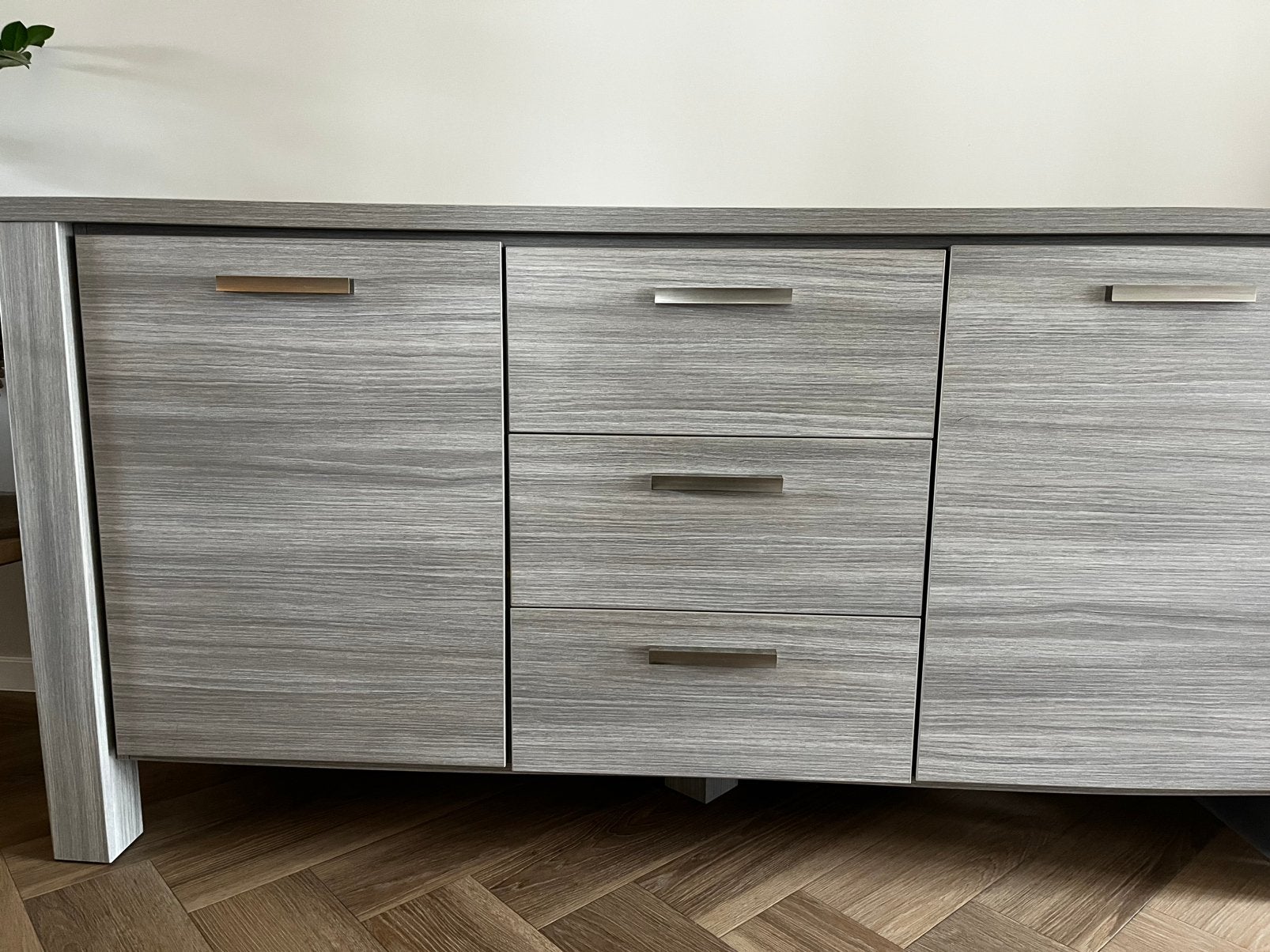 Dressoir grijs, Ophalen, Met plank(en), 150 tot 200 cm, Zo goed als nieuw