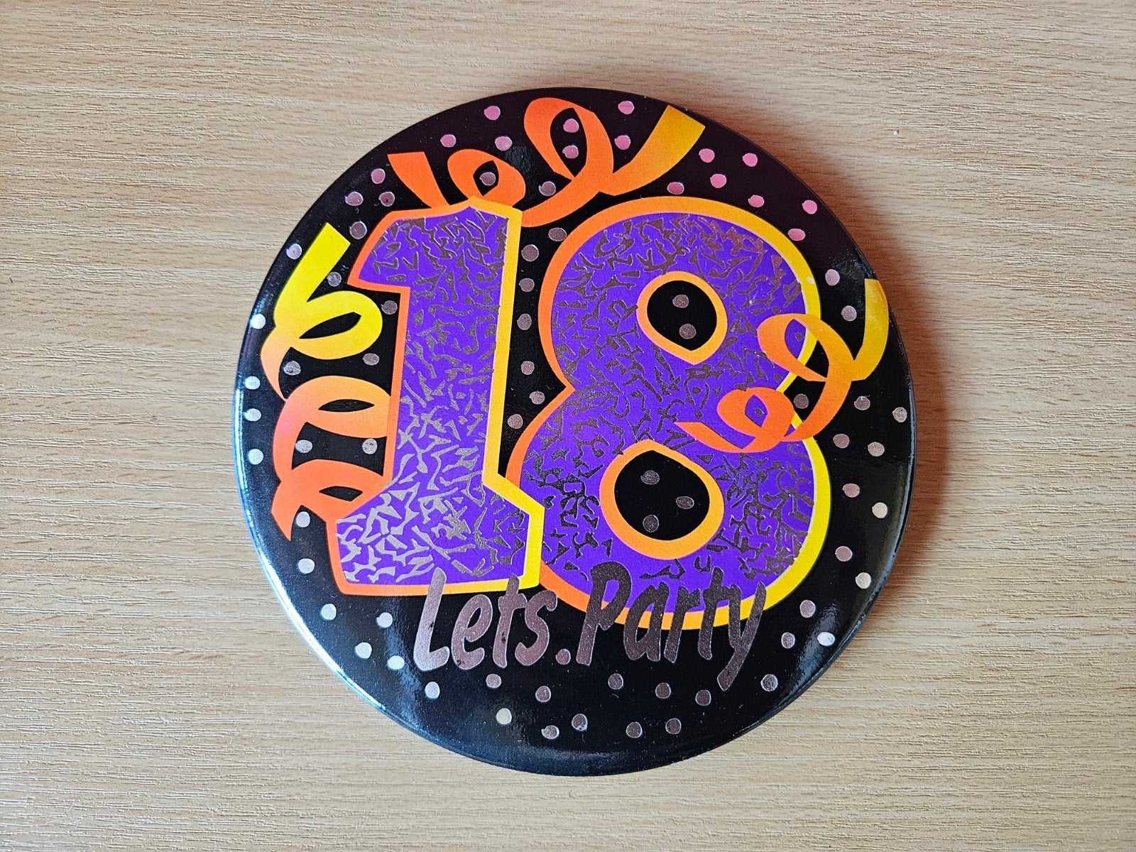 Grote button speld voor verjaardag achttien jaar, Ophalen of Verzenden, Zo goed als nieuw, Versiering, Verjaardag