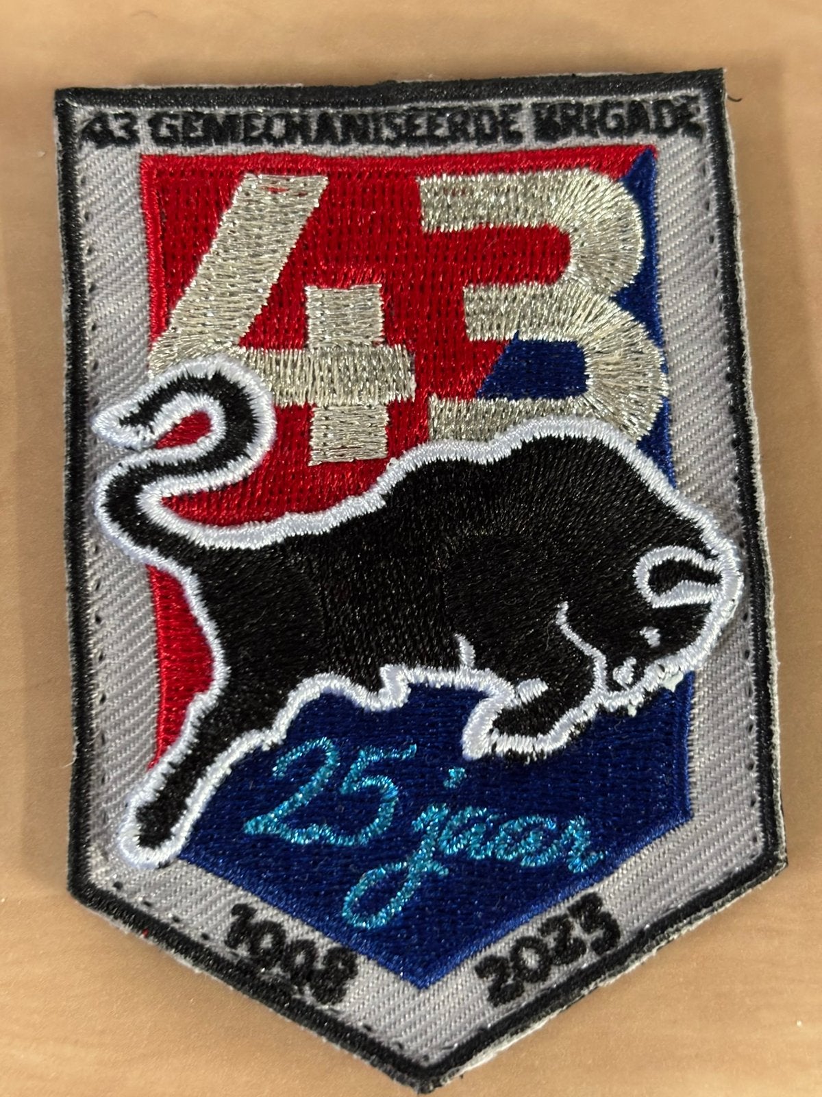 Mouwembleem 25 jaar 43 mechbrig, Ophalen of Verzenden, Landmacht, Nederland, Embleem of Badge