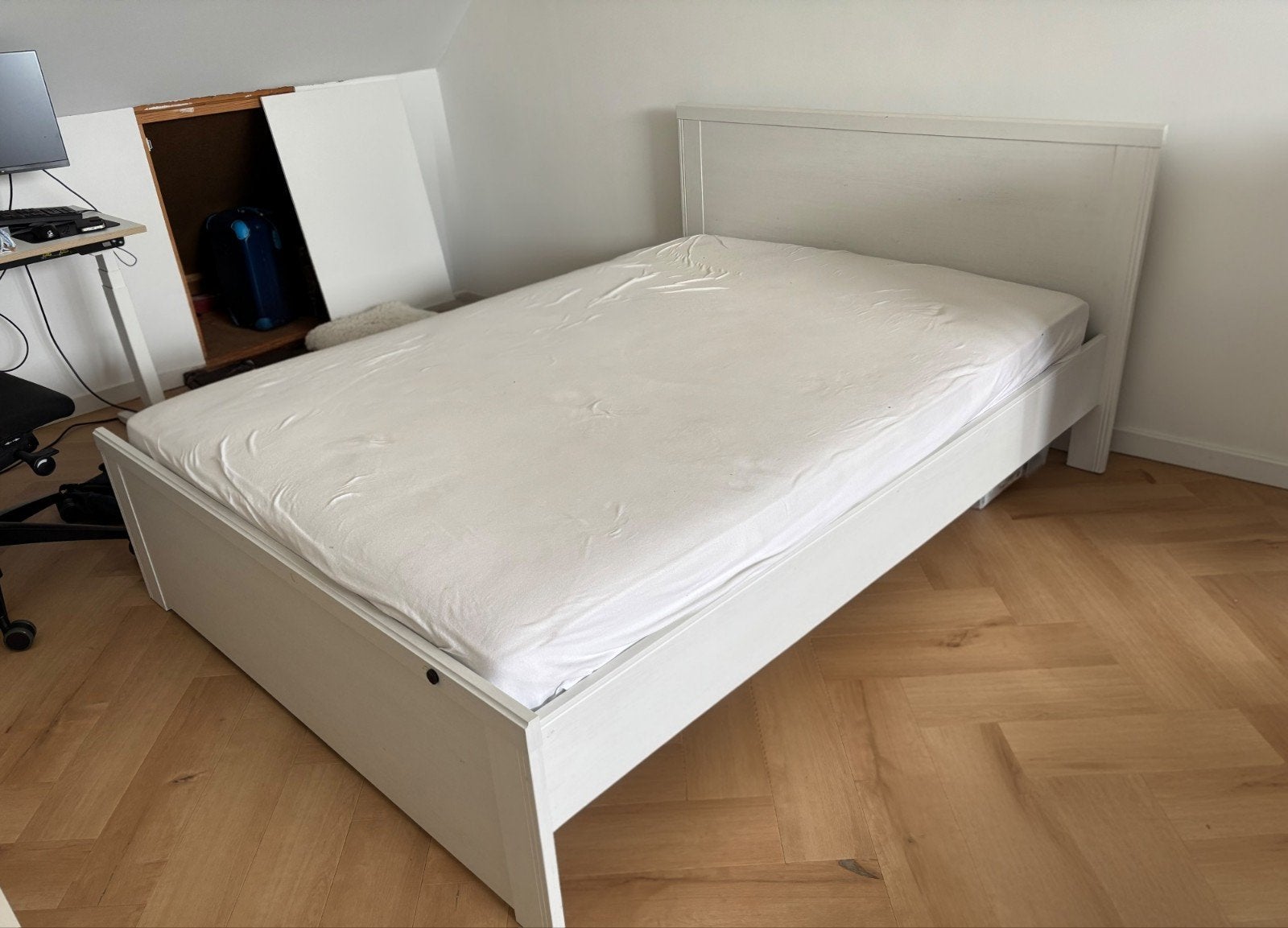 Wit tweepersoonsbed met lattenbodem (140x200 cm)