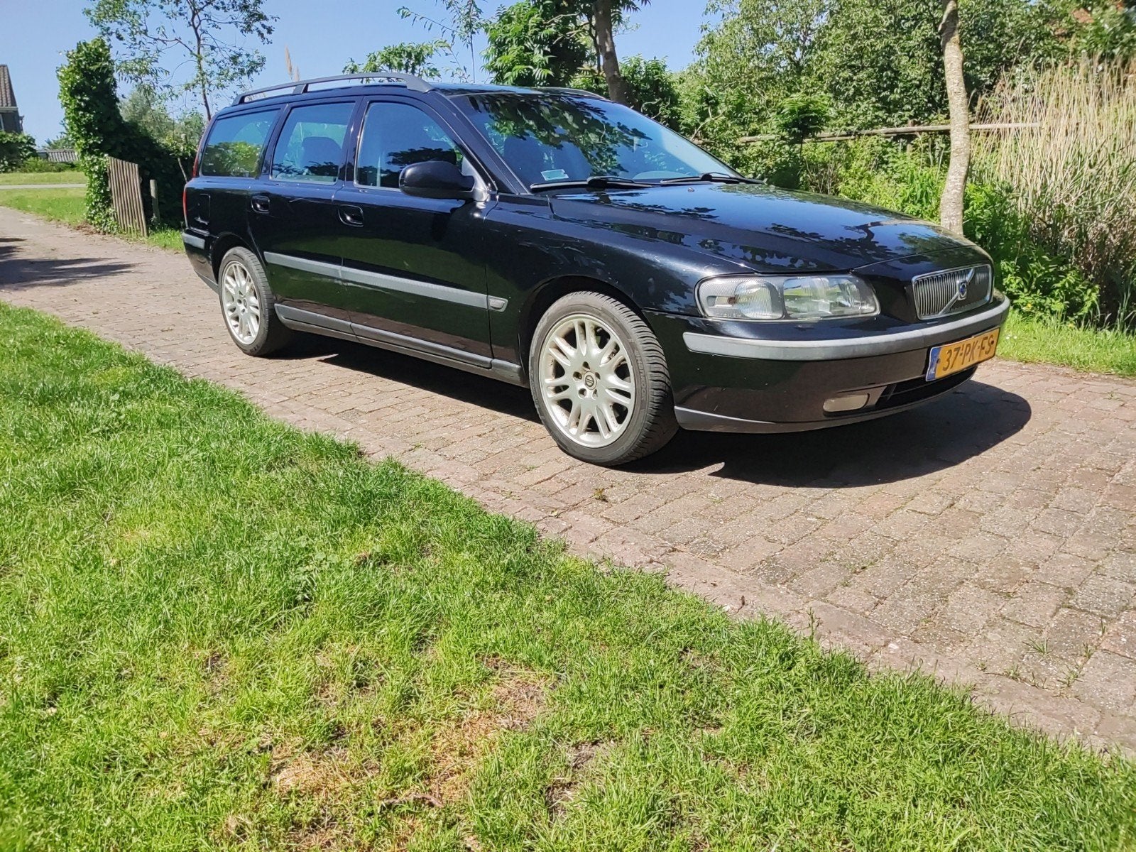 Volvo V70 2.3 T-5 250PK AUT 2002 Zwart, Auto's, Volvo, 1800 kg, Zwart, 7 stoelen, Zwart
