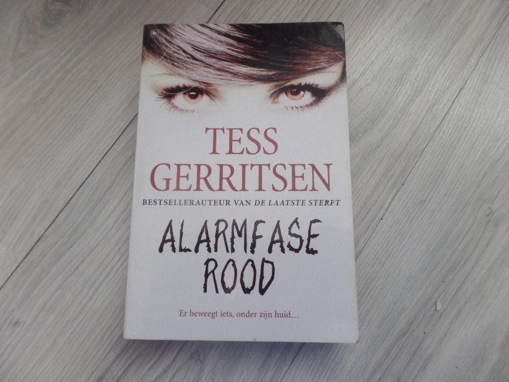 Tess Gerritsen Alarmfase rood, Boeken, Ophalen of Verzenden, Gelezen, Tess Gerritsen, Amerika