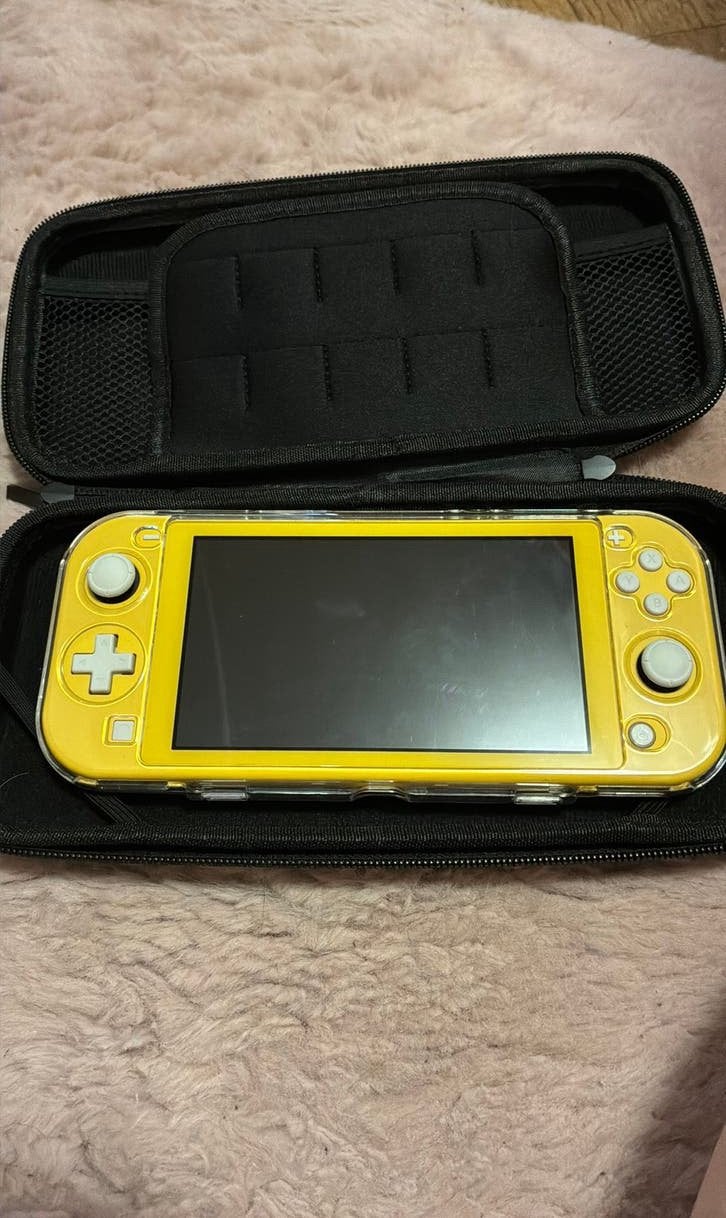 Nintendo switch lite, Ophalen, Geel, Zo goed als nieuw, Met beschermhoes of tas