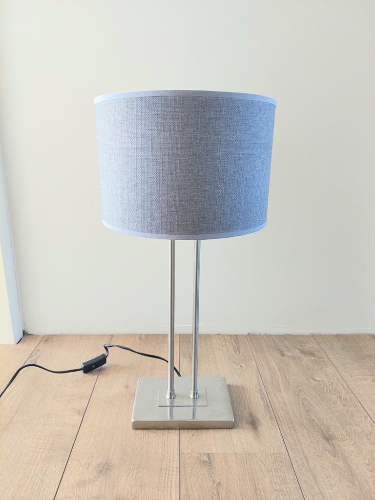 Tafellamp met grijze ronde kap RVS voet, Ophalen, Zo goed als nieuw, Stof, 50 tot 75 cm