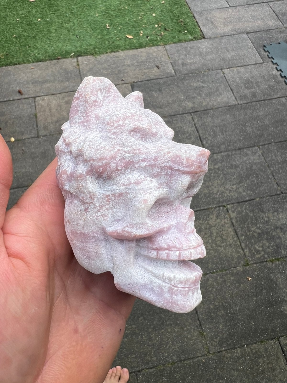 Roze Opaal Carving Schedel met Wolf - 523 gram, Ophalen of Verzenden