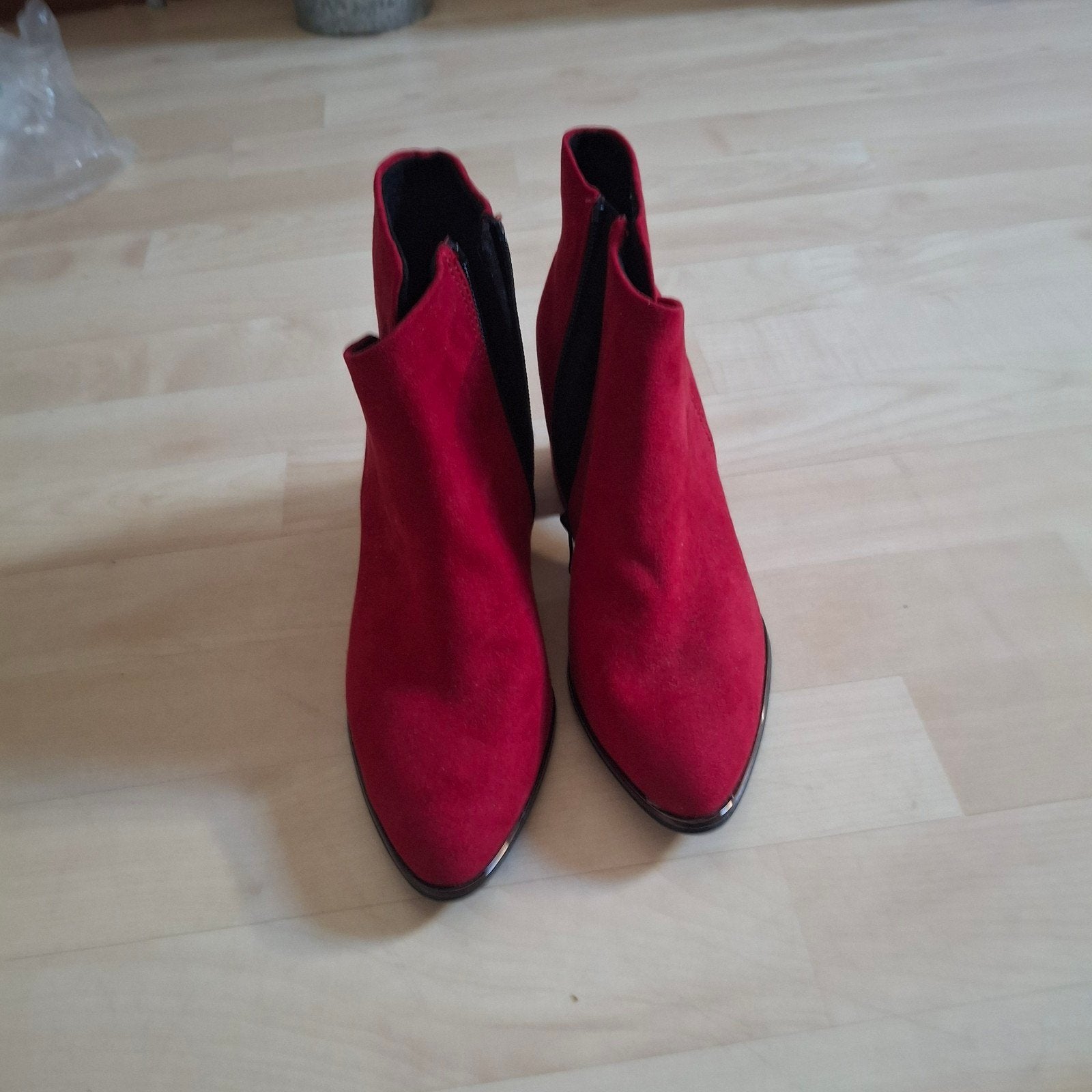 Rode enkellaarsjes met hak van NOVA, Kleding | Dames, Schoenen, NOVA, Lage of Enkellaarzen, Ophalen of Verzenden, Zo goed als nieuw