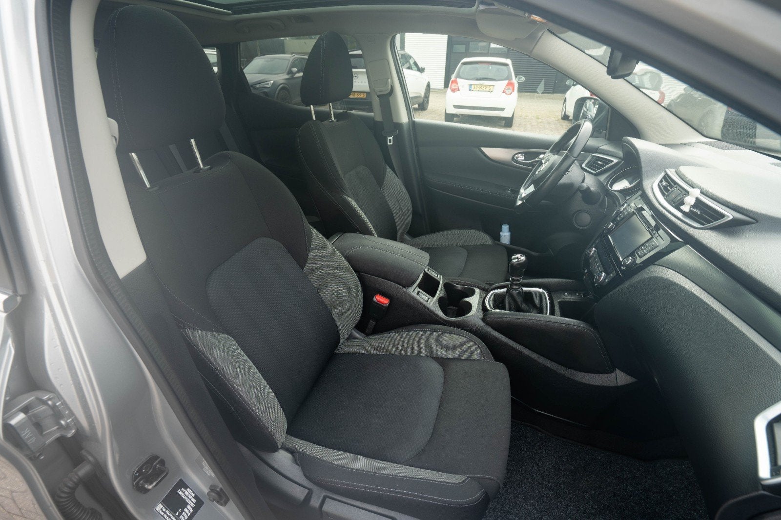 Foto 14 van Nissan Qashqai 1.2 Dig-t 115pk 2018 Grijs 64.268 KM