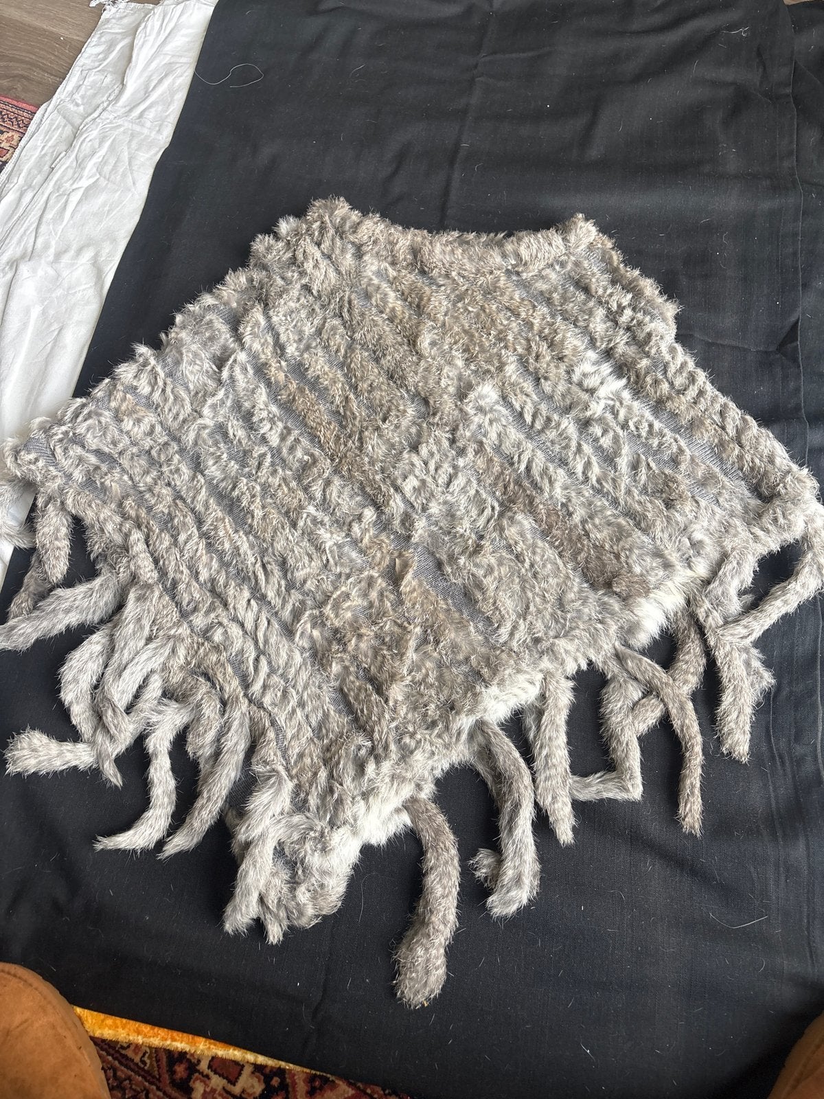 Stijlvolle grijze bontponcho met franjes, Ophalen of Verzenden, Zo goed als nieuw