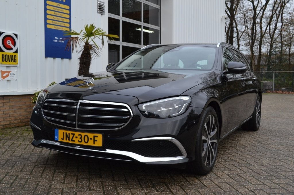 Mercedes-Benz E300e T Exclusive BTW auto (bj 2022), Gebruikt, 4 cilinders, Zwart, 1975 kg