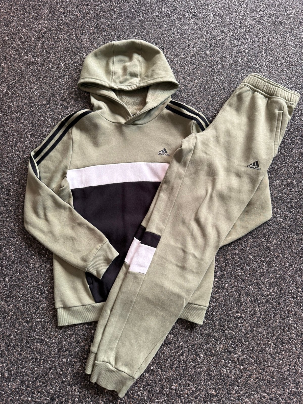 Adidas Joggingpak maat 152 zgan, Ophalen, Zo goed als nieuw, Jongen, Setje
