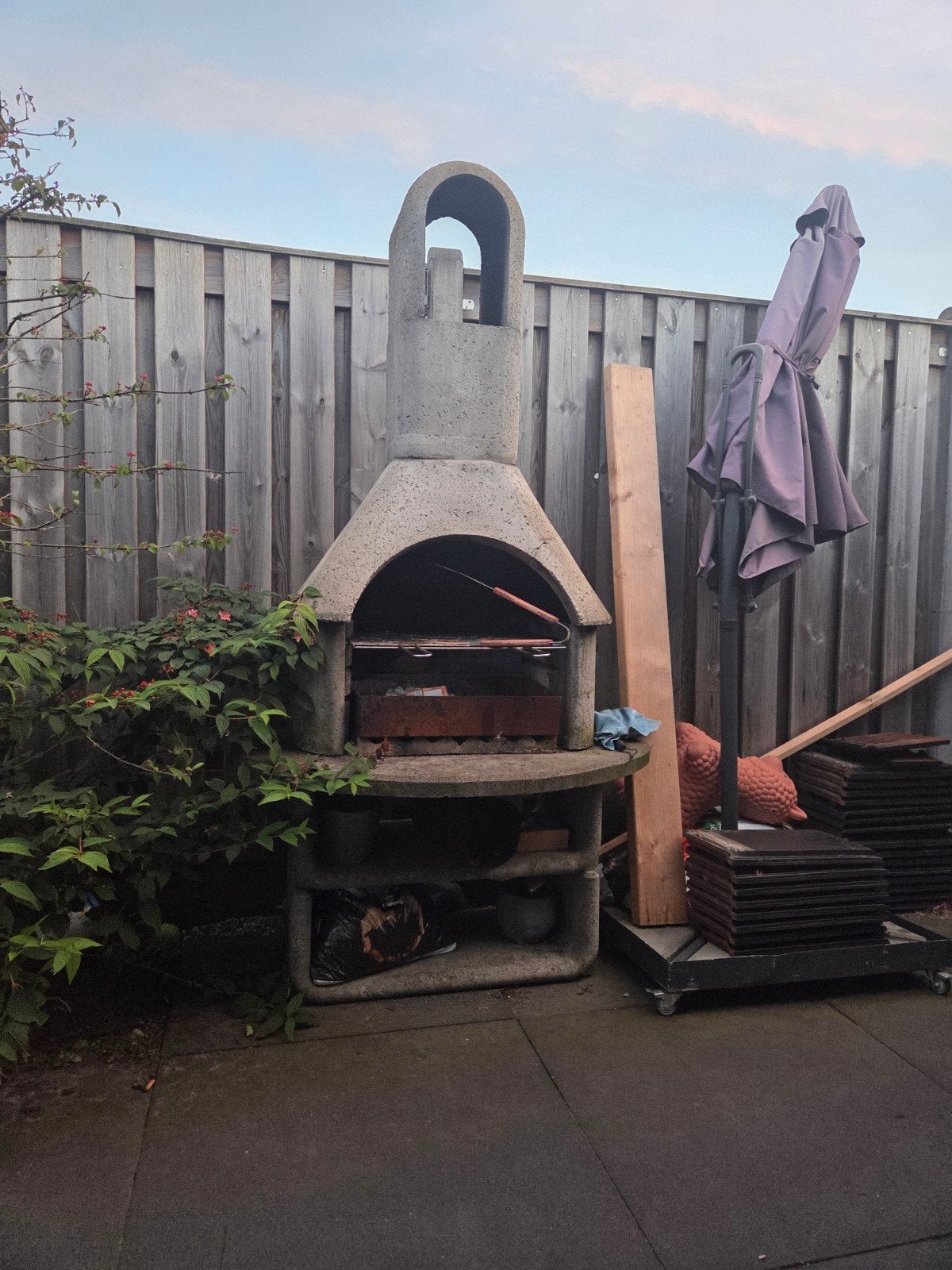 Betonnen BBQ met asbak en rooster, Tuin en Terras, Ophalen, Gebruikt, Onbekend