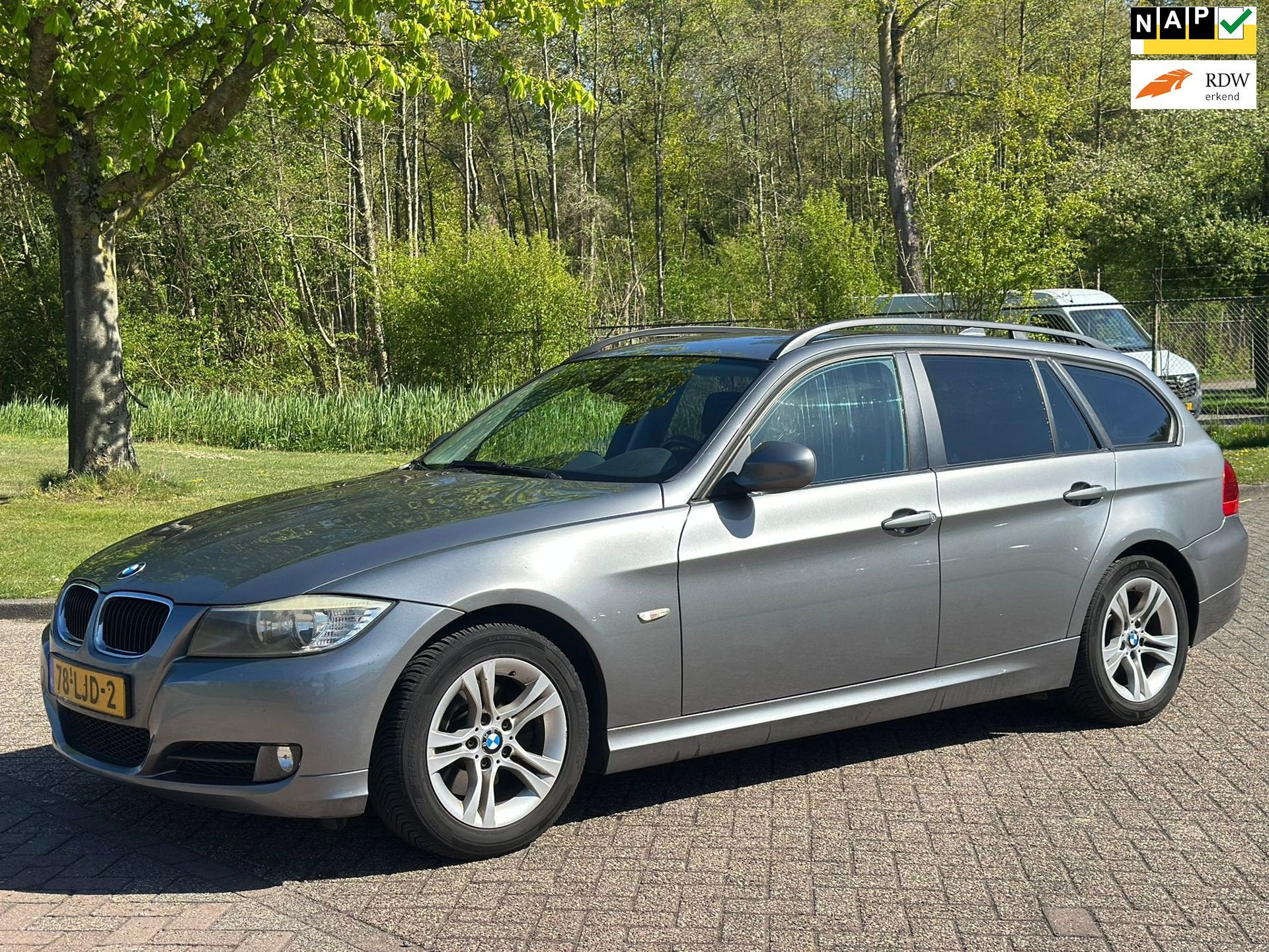 BMW 3-serie Touring 320i Business Line/AIRCO/CRUISE/NAVI/PAR, 4 cilinders, Origineel Nederlands, Handgeschakeld, Grijs