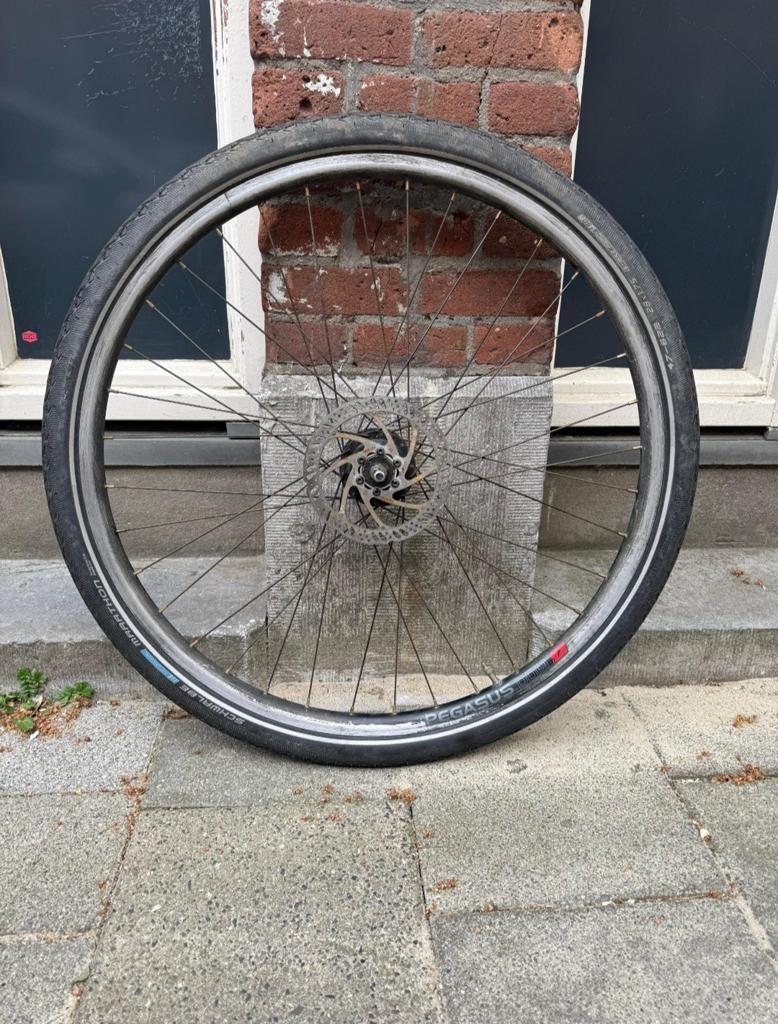 voorwiel 28 inch met schijfrem en naafdynamo, Gebruikt, Aluminium, Shimano, Stadsfiets
