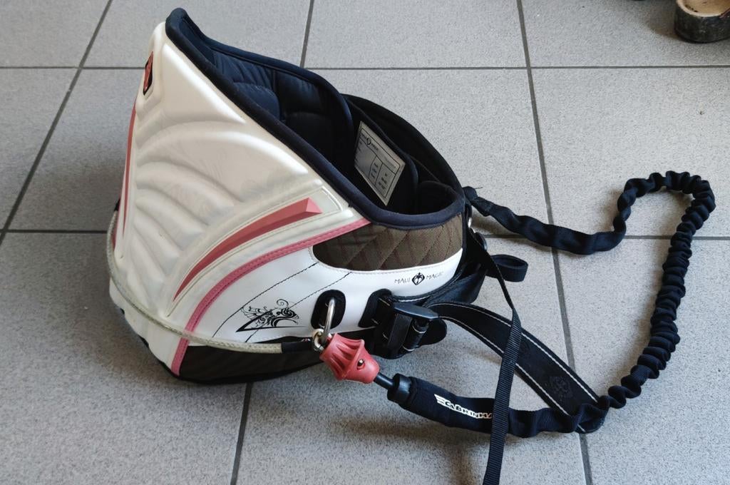 Maui Magic Trapeze Maat M  met Leash, Watersport en Boten, Windsurfen, Ophalen of Verzenden