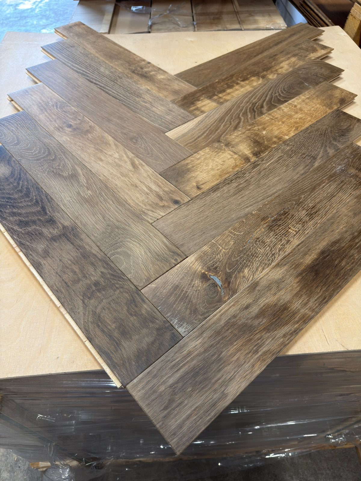Eiken visgraat vloer 102 m2 multivloer gerookt NIEUW, 50 tot 150 cm, Nieuw, Vloerdelen of -planken, 10 m² of meer