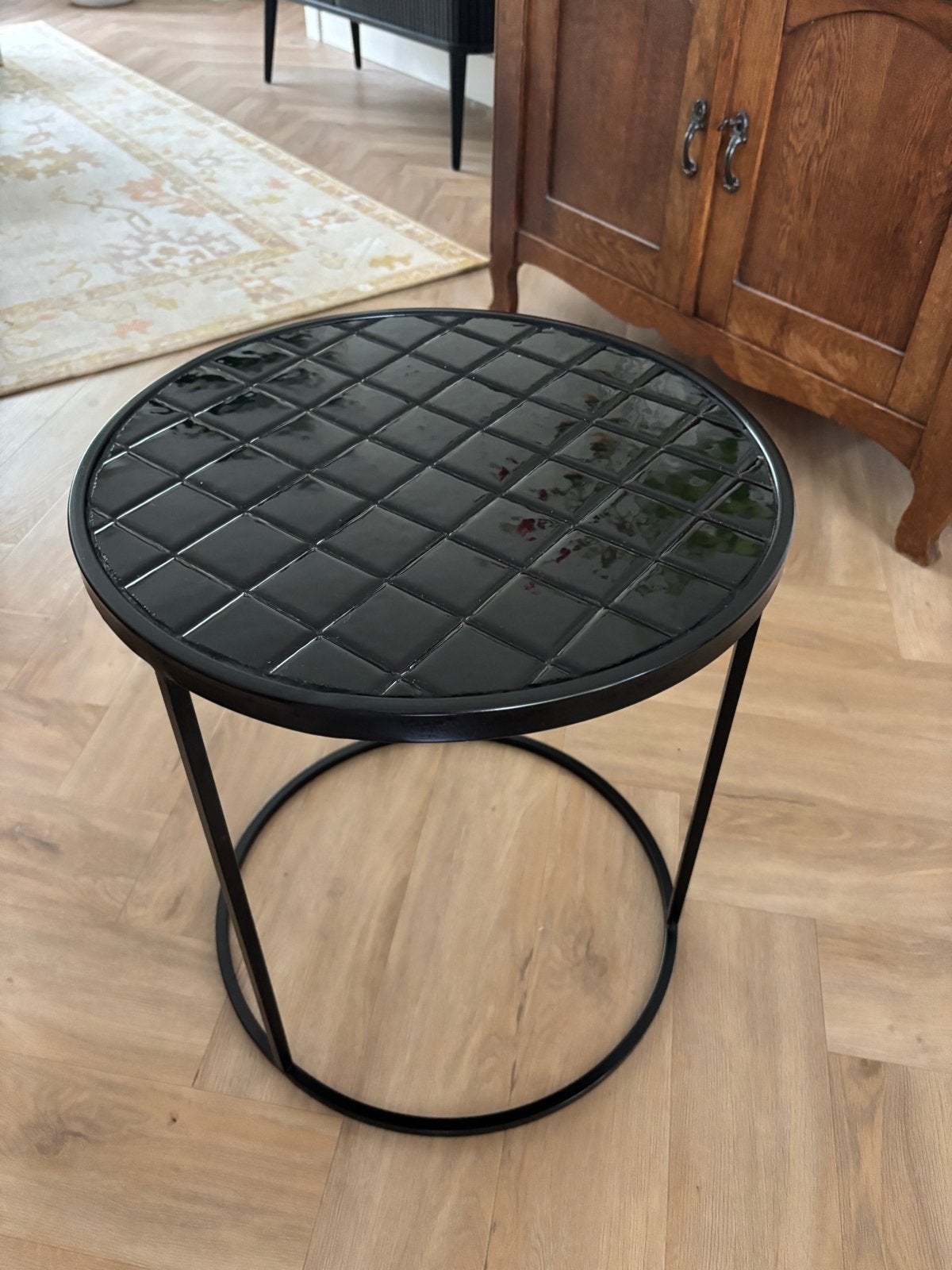 Zwarte glanzende bijzettafel met metalen onderstel, Minder dan 55 cm, Gebruikt, Metaal of Aluminium, Rond