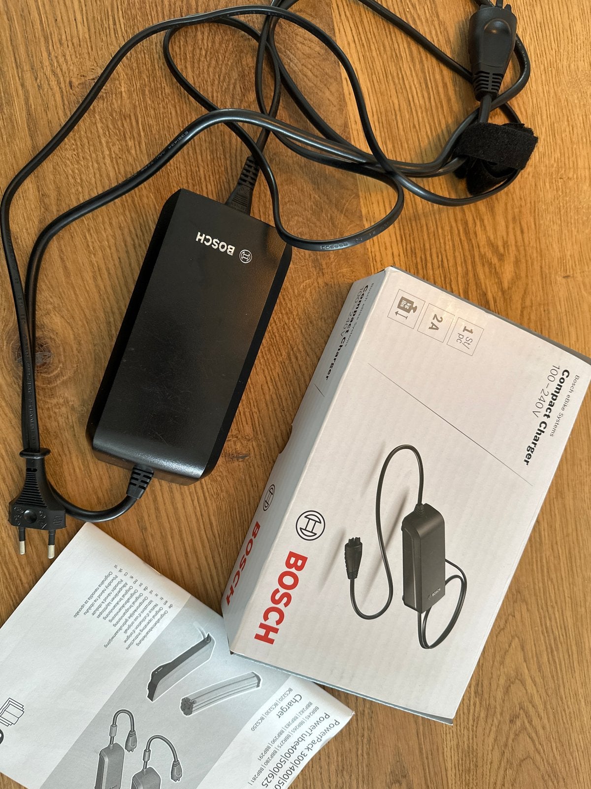 Bosch Compact Charger 2A voor E-bike (100-240V), Fietsen en Brommers, Fietsaccessoires | Fietsaccu's, Ophalen of Verzenden, Zo goed als nieuw