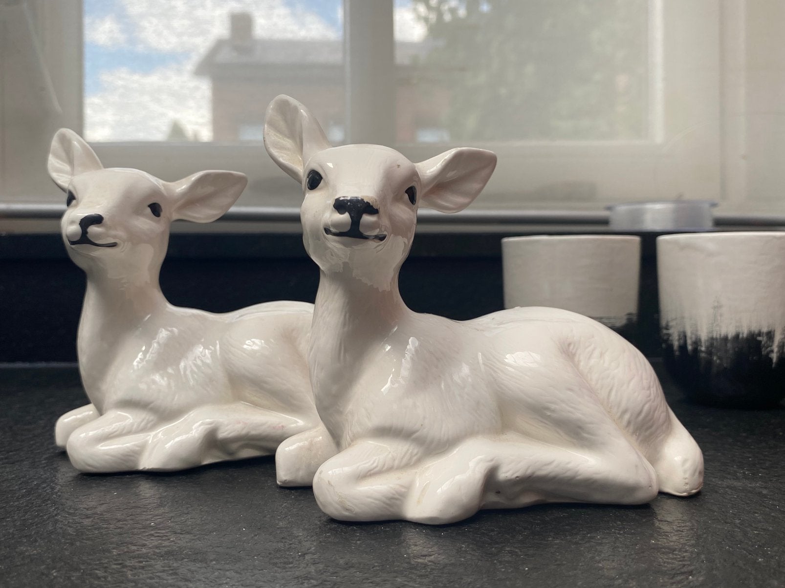 2 witte grote hertenbeeldjes, Verzamelen, Beelden en Beeldjes, Ophalen of Verzenden, Zo goed als nieuw, Dier