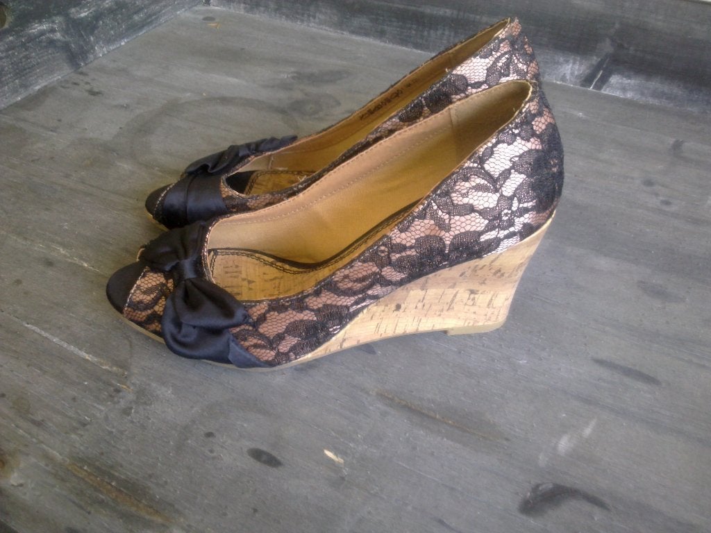 Damesschoenen peeptoe kant zwart goud strikje wedge maat 39, Kleding | Dames, Schoenen, Zwart, Overige typen, Ophalen of Verzenden