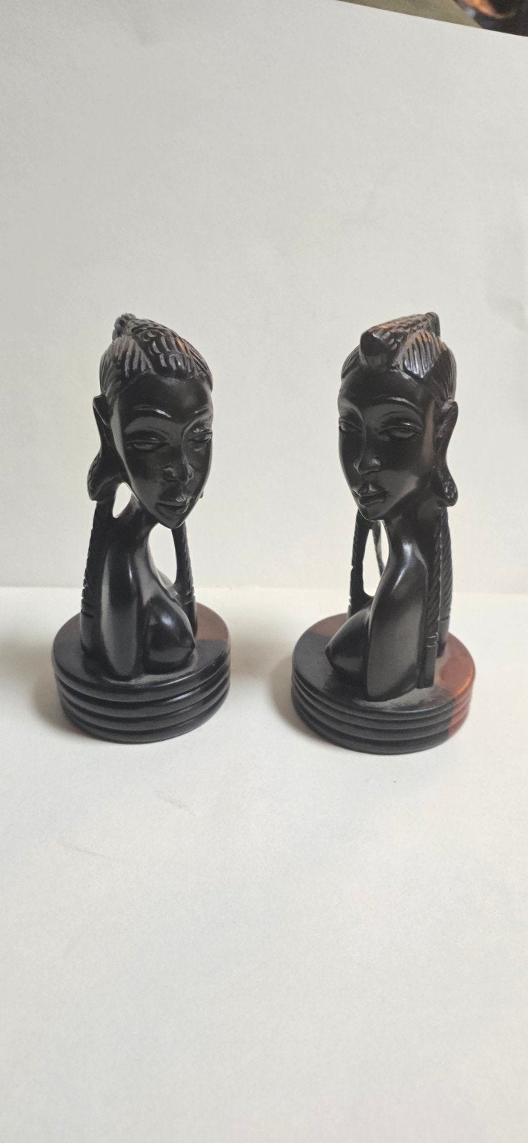 Twee Afrikaanse bustes van donker hout, handgesneden, Minder dan 20 cm, Buste, Ophalen of Verzenden, Zwart