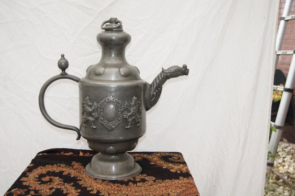 Kan met leeuwen en wapenschild ( Tin, Antiek en Kunst, Ophalen of Verzenden