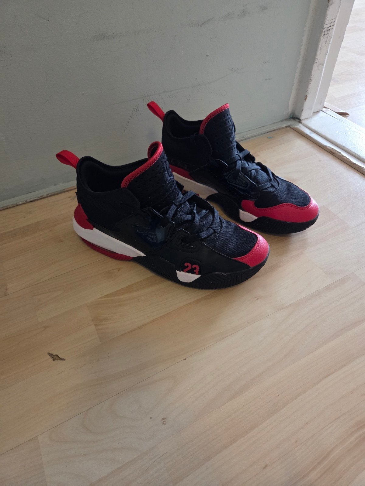 Jordan sneakers zwart/rood - Maat 43, Zwart, Nieuw, Ophalen of Verzenden, Sneakers of Gympen