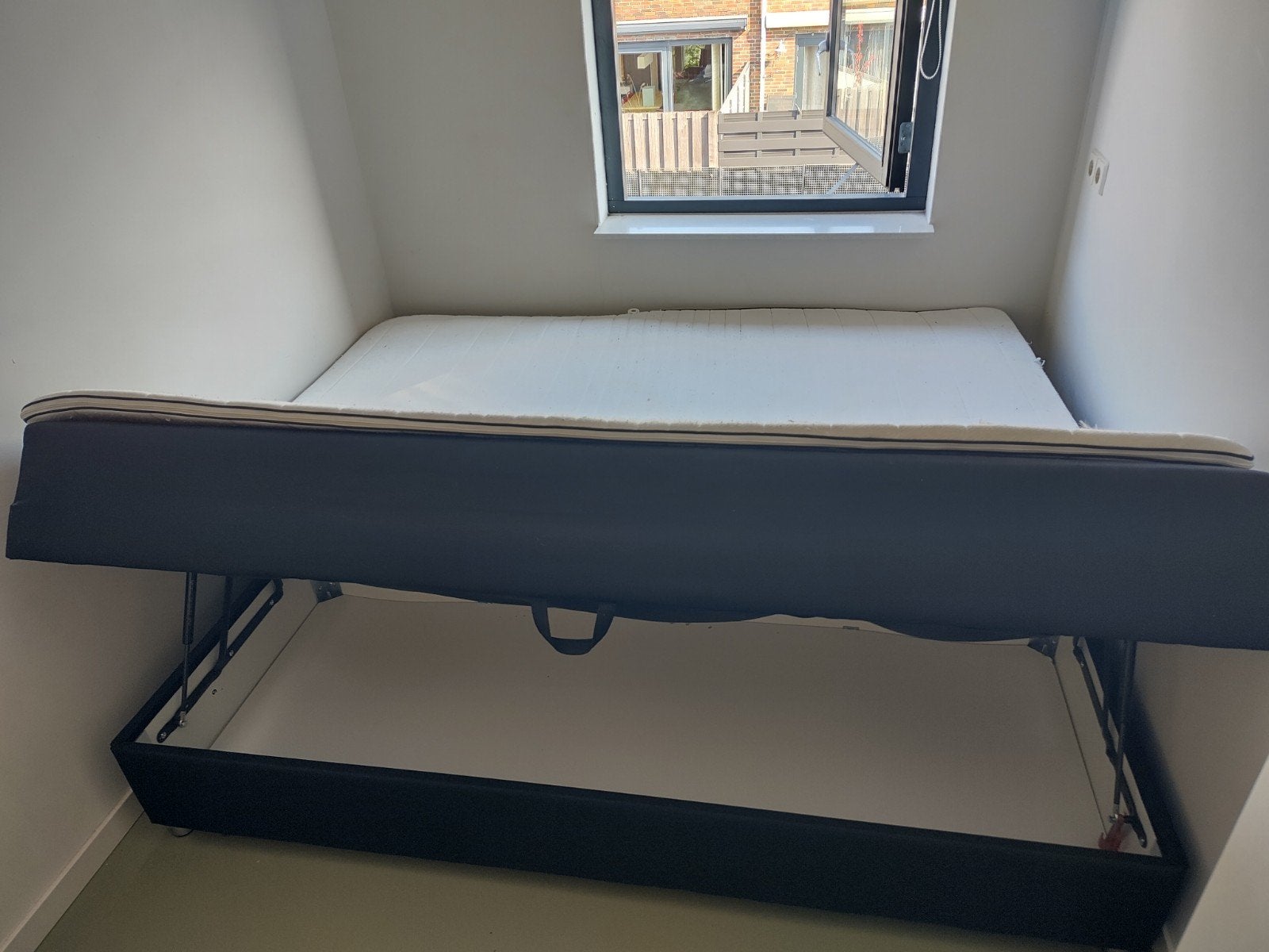 Tweepersoonsbed met opbergruimte en topdekmatras, Ophalen, Modern en functioneel, Gebruikt, Zwart