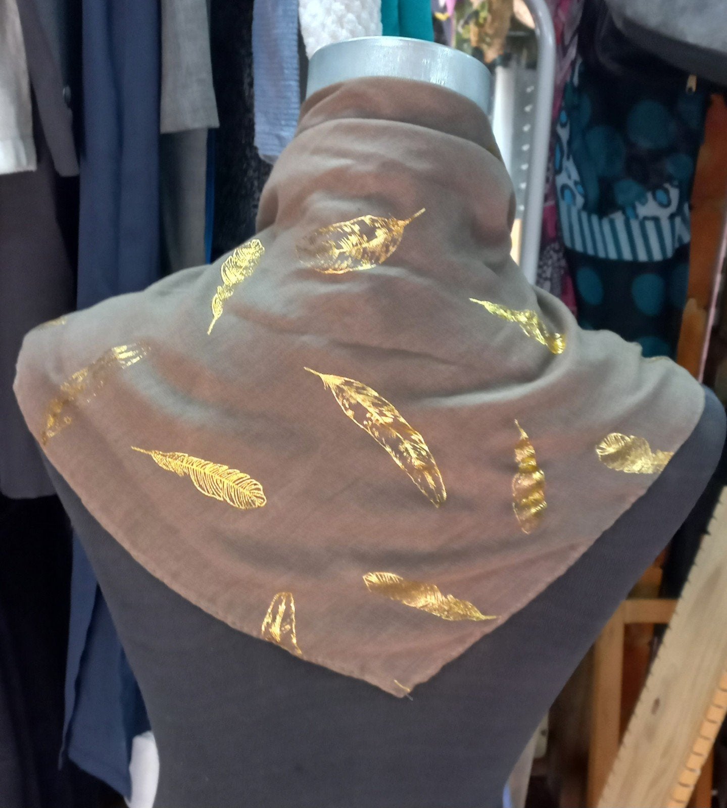 Stijlvolle sjaal met gouden verenprint, Kleding | Dames, Ophalen of Verzenden, Zo goed als nieuw, Maat 46/48 (XL) of groter, Sjaal