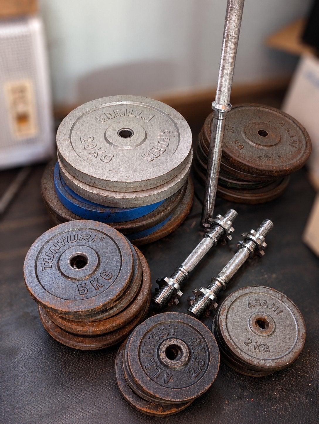 261 kg halterschijven 30 mm + barbell 220 cm + 2 dumbbells, Sport en Fitness, Ophalen, Gebruikt