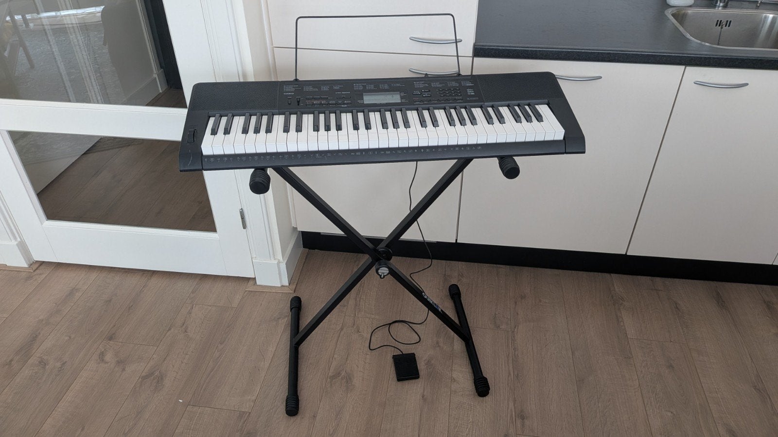 Complete Casio CTK-3200 Keyboard met standaard en voetpedaal, Ophalen, Casio, Met standaard, 61 toetsen