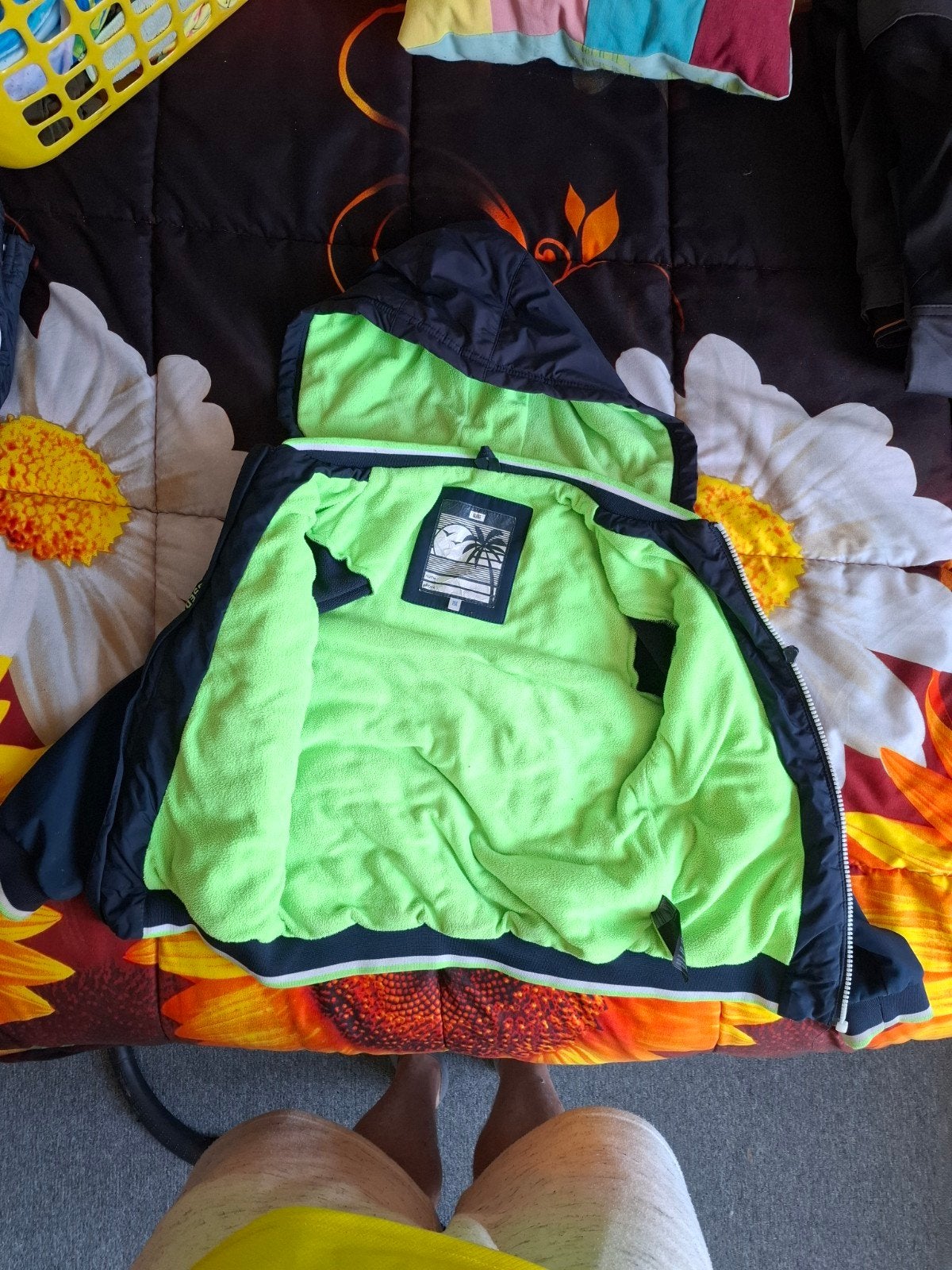WE Kinderjas Maat 122/128 - Donkerblauw met Neon Groen, Ophalen, Gebruikt, WE, Jongen of Meisje