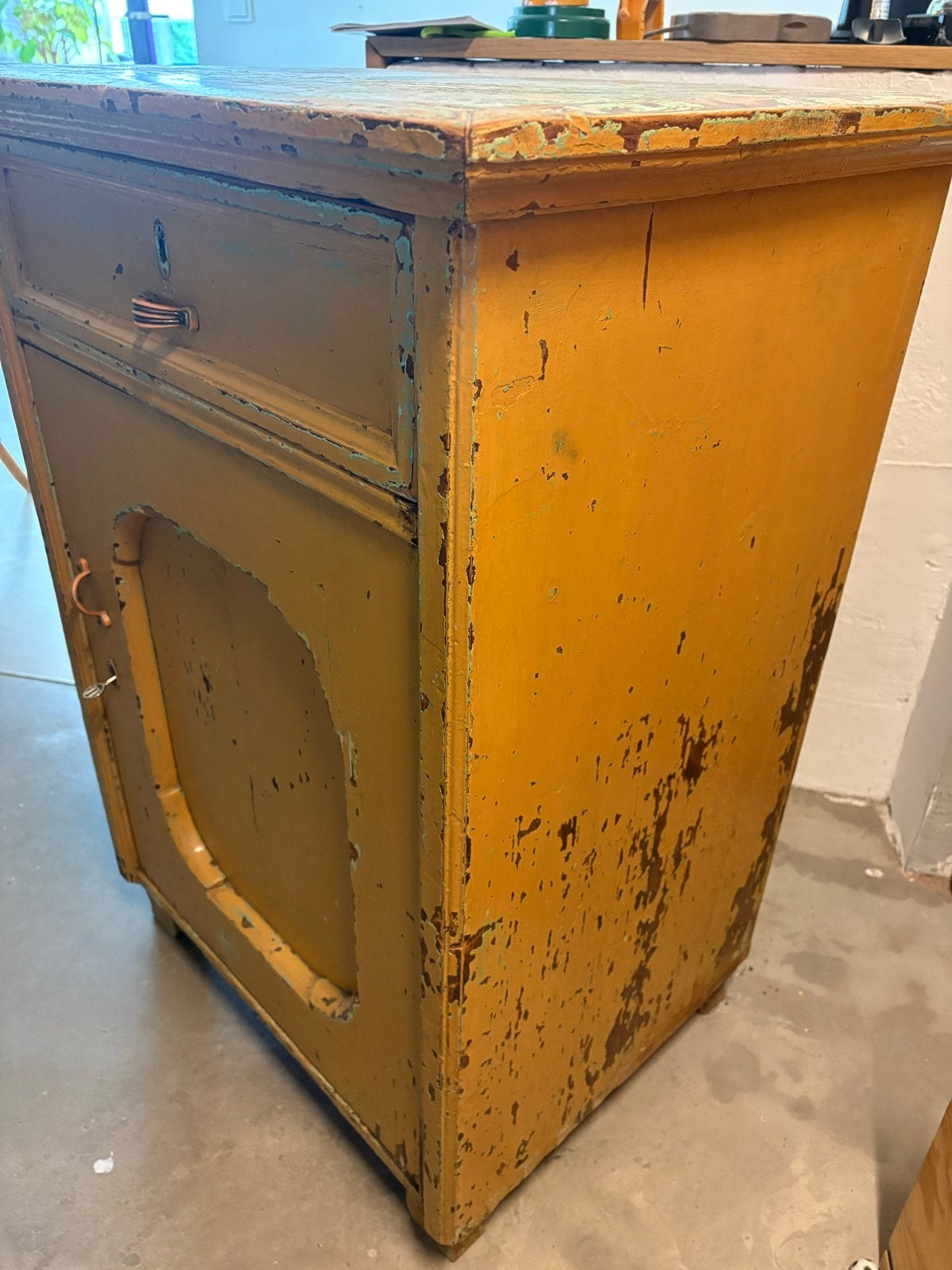 Brocante kastje - Oranjegeel met groene en blauwe accenten, Antiek en Kunst, Antiek | Meubels | Kasten, Ophalen of Verzenden